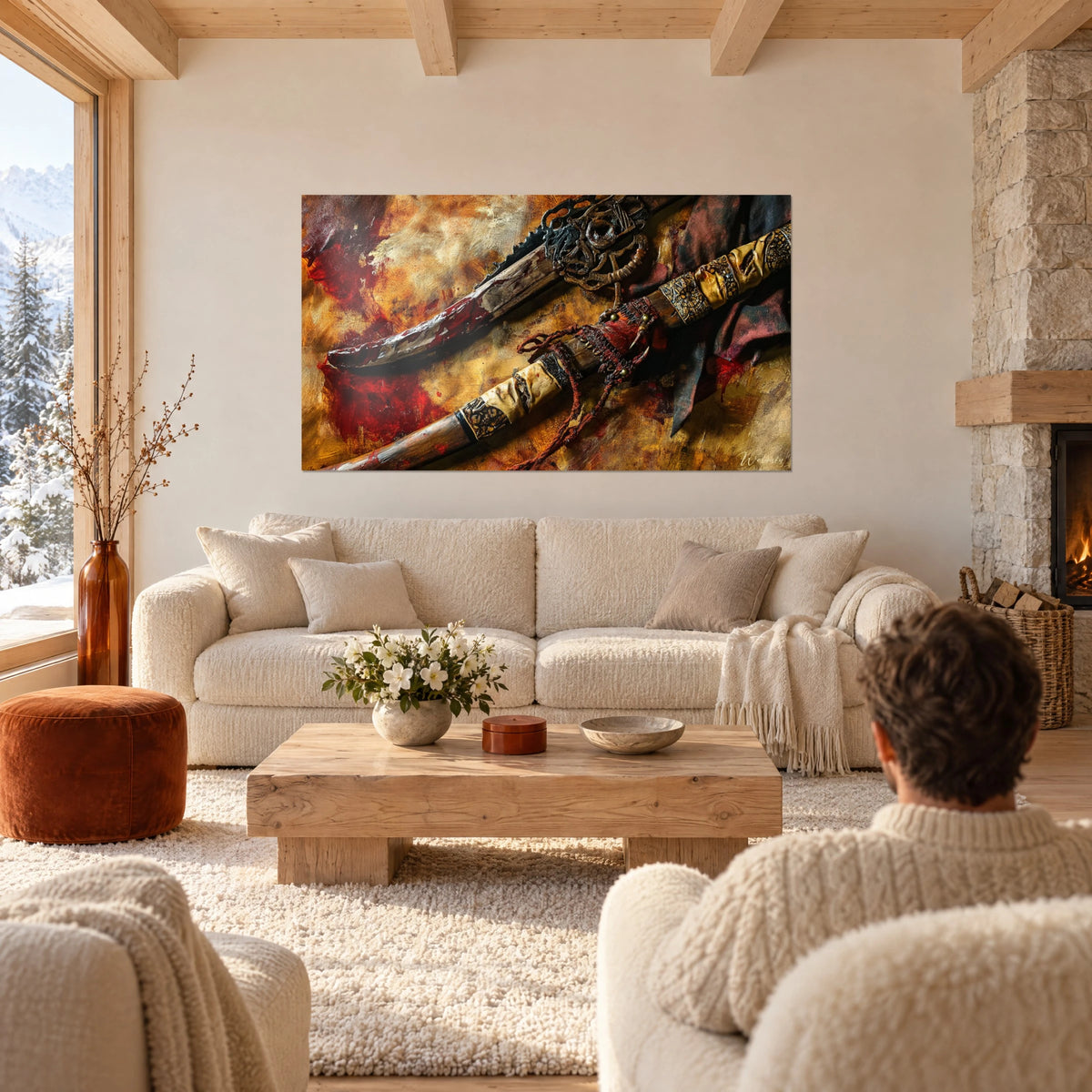 Gemälde Afrikanisches Schwert mit roten Blutspuren auf goldenem Hintergrund, von einem Paar von hinten betrachtet über einem Sofa in einem hellen Wohnzimmer
