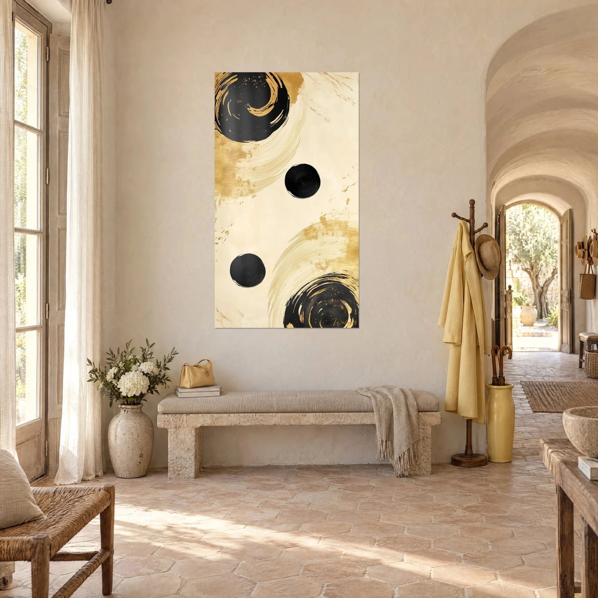 Tableau abstrait de volutes dorées et de disques d'ébène sur fond ivoire, vu de trois-quarts dans l'entrée d'un mas provençal