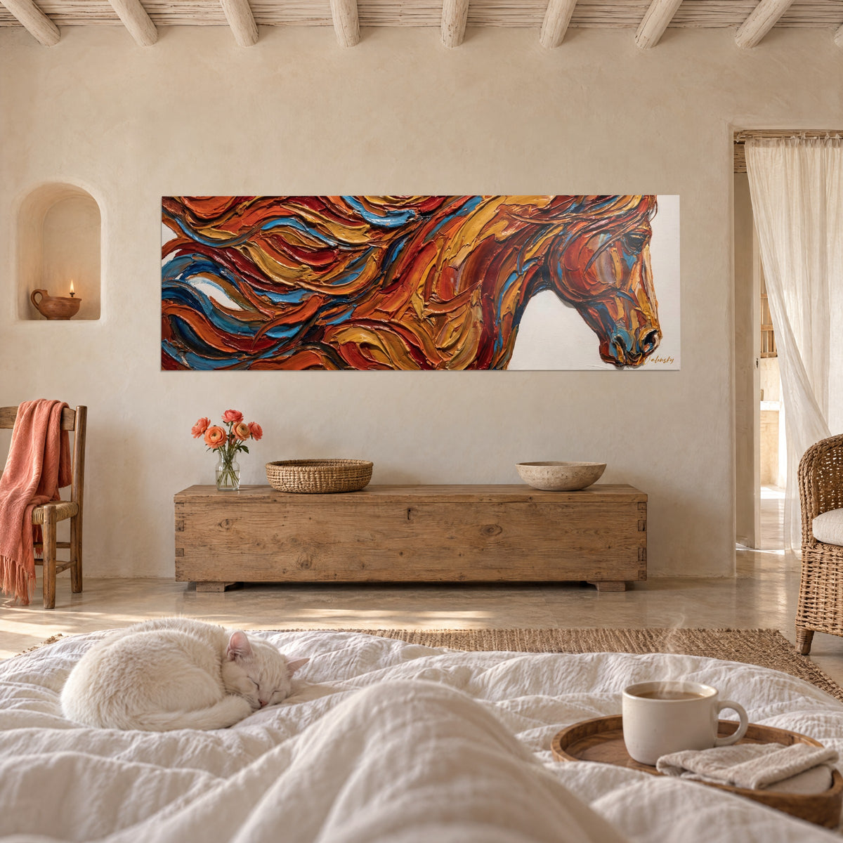 Cuadro perfil de caballo con trazos de cuchillo azul celeste y rojo cobrizo, una mujer de espaldas y un gato sobre una cama en un dormitorio luminoso
