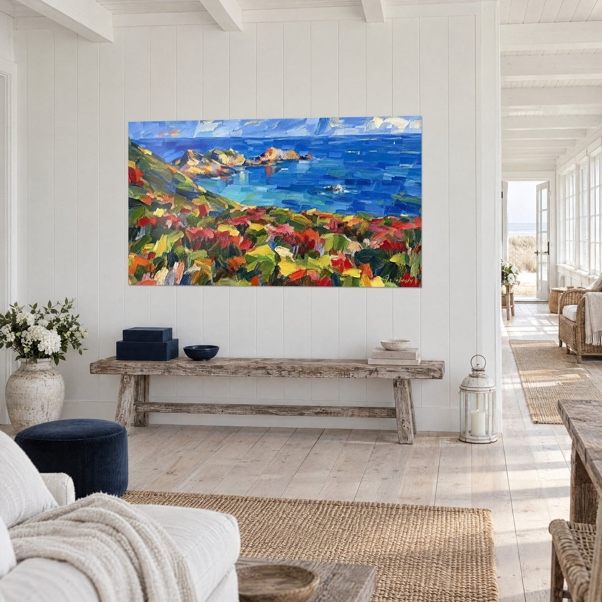 Gemälde bretonische Bucht mit ockerfarbenen Inseln, tiefblaues Meer und Teppich aus roten und gelben Blumen, weiße Wand eines Strandhauses