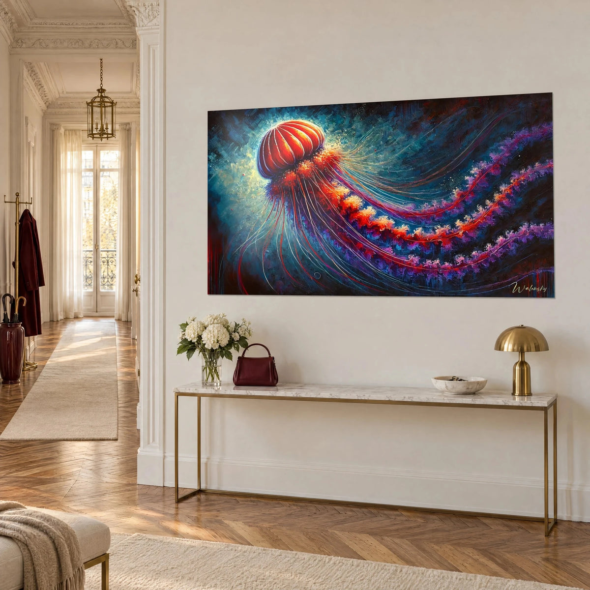 Tableau ombrelle écarlate striée et filaments pourpres ondulant sur fond turquoise, dans un couloir haussmannien clair