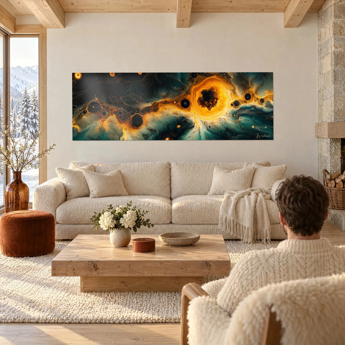 Tableau éruption stellaire dorée sur fond vert sombre, un couple de dos au-dessus d'un canapé dans un salon lumineux