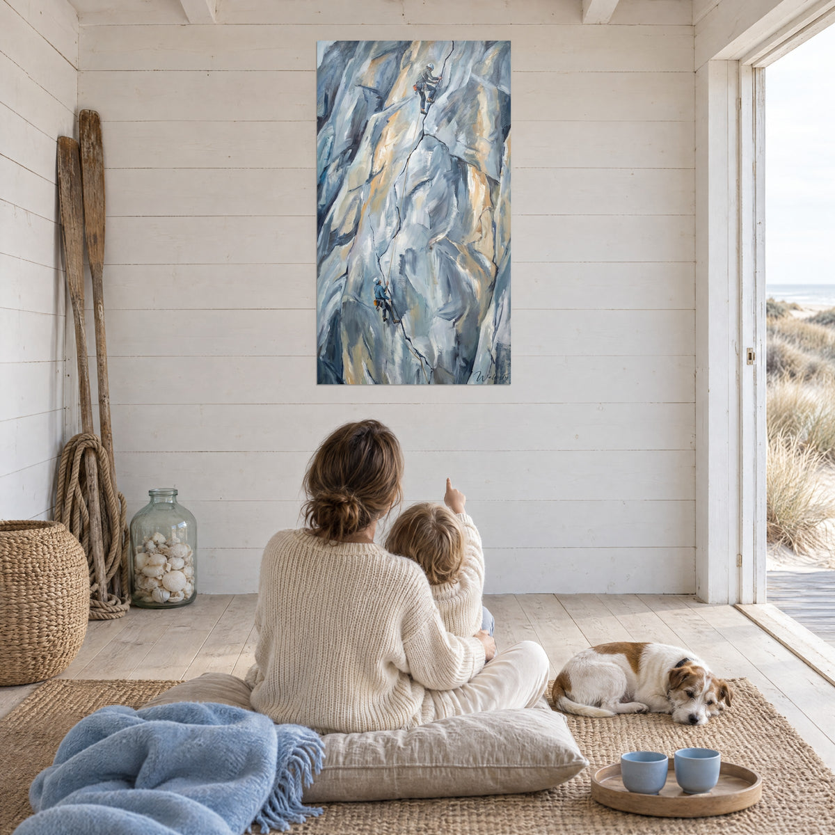 Quadro cordata sospesa a una parete vertiginosa blu argento e sabbia, una madre e il figlio di spalle, un terrier sdraiato, casa sul mare