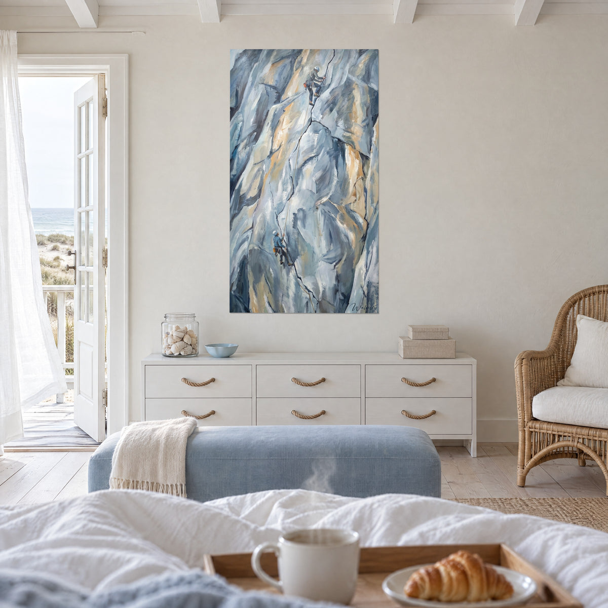 Quadro salita in alta montagna, roccia azzurro pallido striata di ocra e corda tesa, una persona di spalle, sopra un letto in una camera luminosa