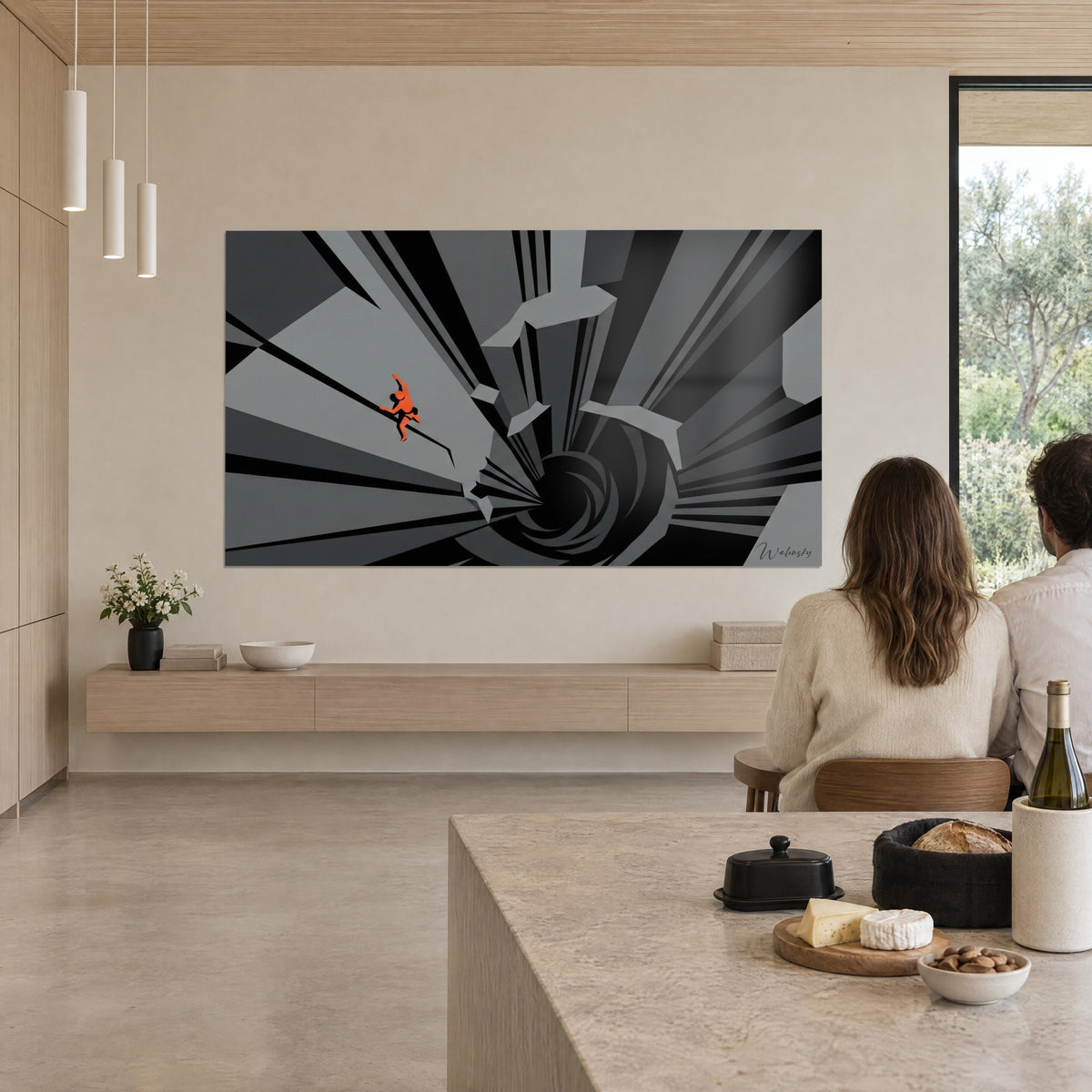 Quadro piccola figura arancione aggrappata a blocchi grigi spigolosi, vortice nero in basso, due persone di spalle, in una cucina a vista