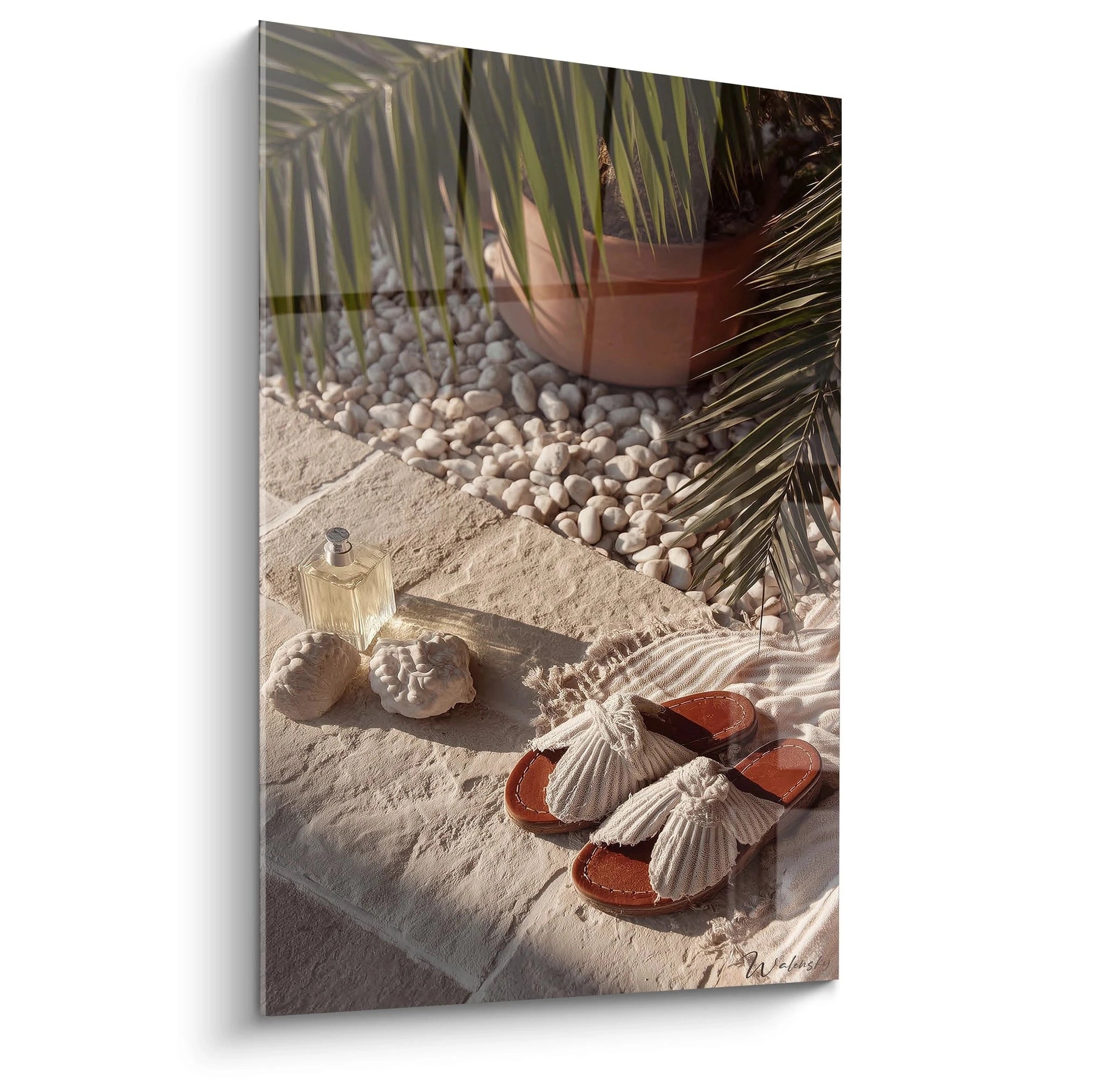 Walensky tableau mural été montrant sandales à pompons, coquillages, flacon de parfum et pot de plante