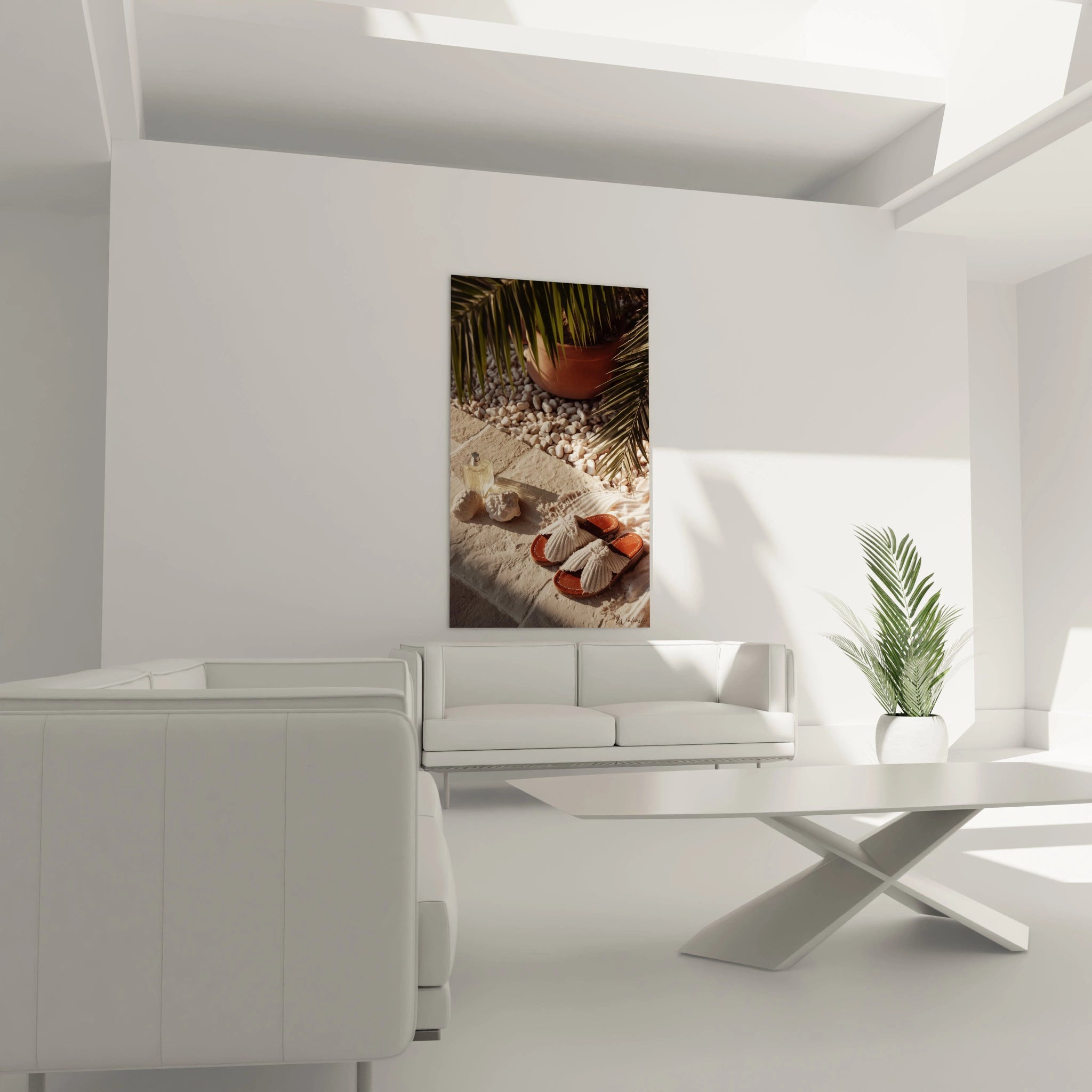 tableau mural été Walensky dans salon blanc minimaliste montrant sandales coquillages et feuilles de palmier