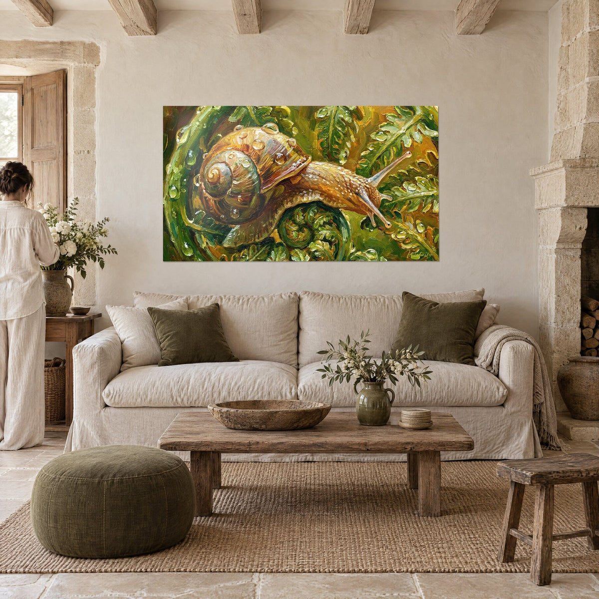 Quadro lumaca ambrata dal guscio a spirale, gocce di rugiada su felci verdi, sopra un divano in un soggiorno luminoso
