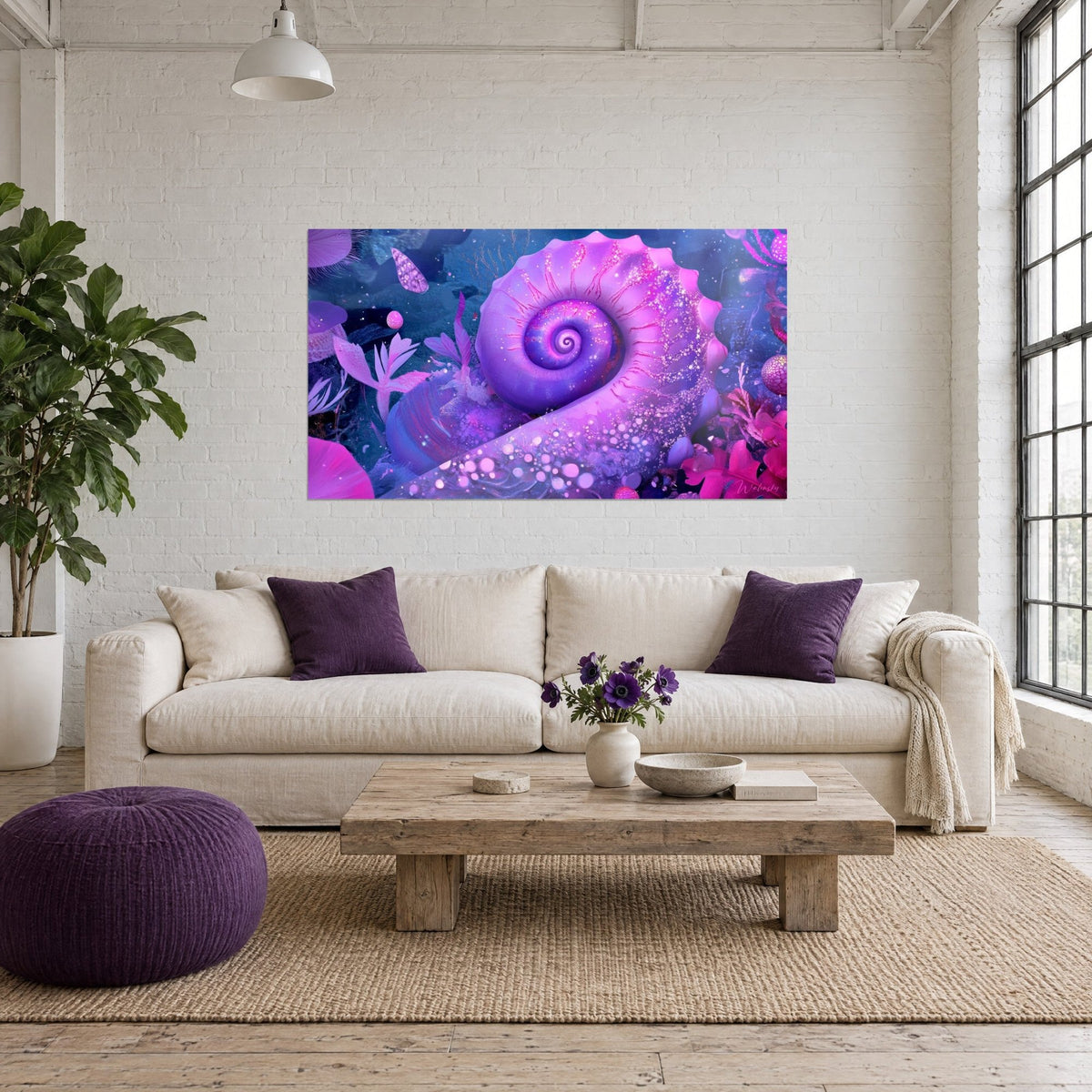 Tableau coquille spiralée violette et rose scintillante, fond bleu nuit, au-dessus d'un canapé dans un salon lumineux