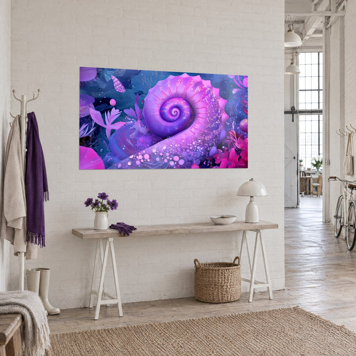 Tableau nautile cosmique aux nacres lilas et magenta, algues roses en bas à droite, sur mur blanc près d'une console en bois