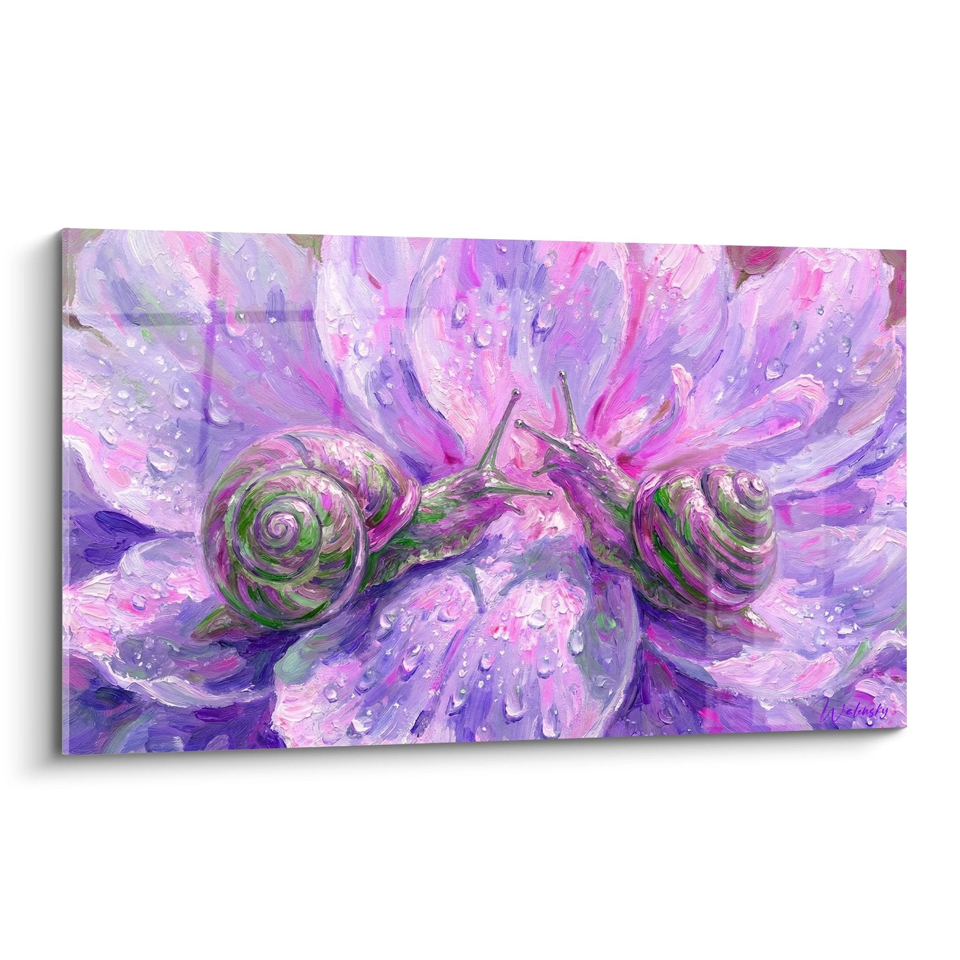 Tableau artistique de deux escargots violets et verts se rencontrant sur une immense fleur mauve avec gouttes de rosée