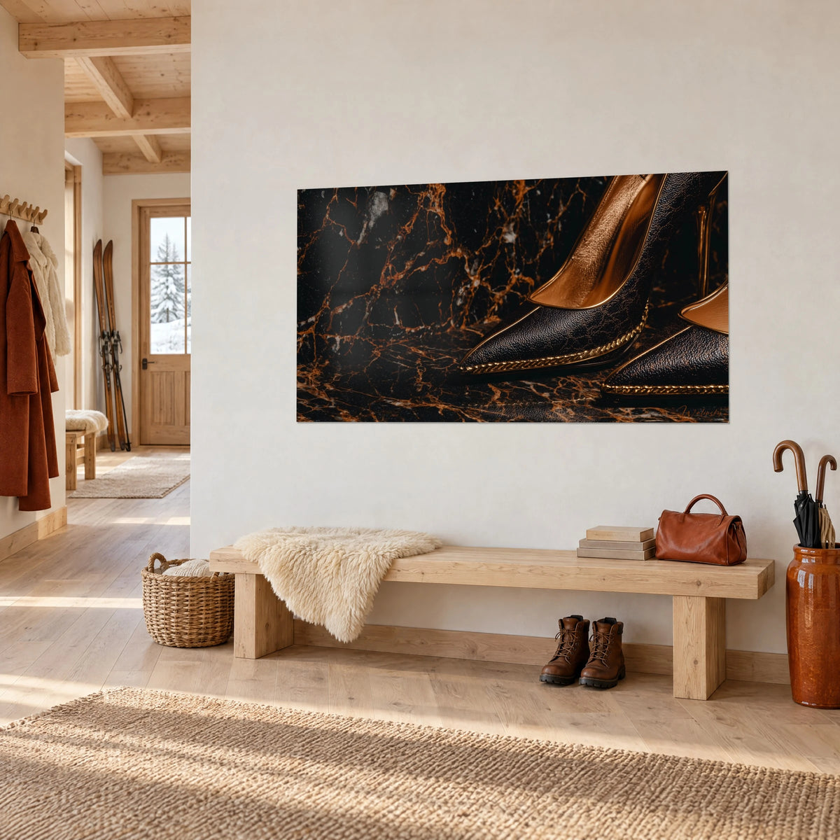 Schilderij met stilettohakken met gouden ketting op zwart marmer met koperkleurige aderen, boven een lichte houten bank in een chalet-entree