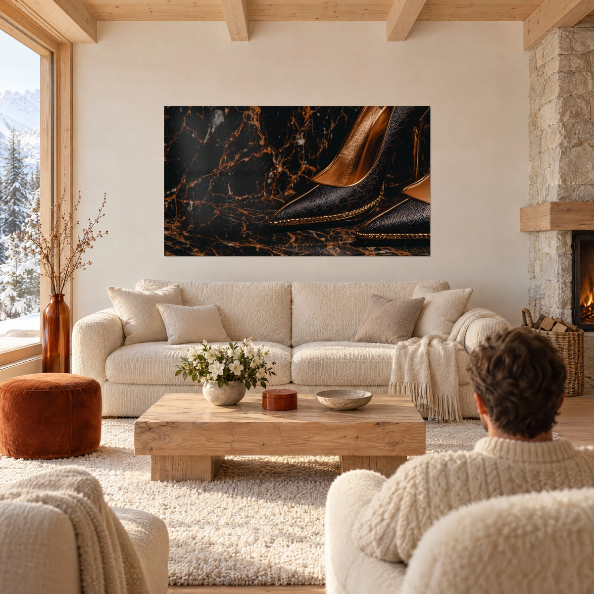 Schilderij met puntige pumps van zwart leer met gouden rand op koperkleurig geaderd marmer, twee personen van achteren boven een bank in een lichte woonkamer