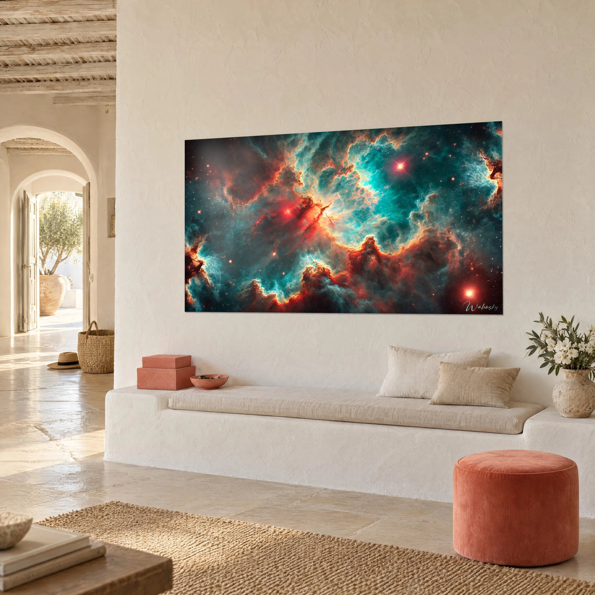 Tableau cosmos flamboyant aux nuages cyan et corail, étoiles piquetées, en vue de trois-quarts au-dessus d'une banquette blanche et d'un pouf rouille
