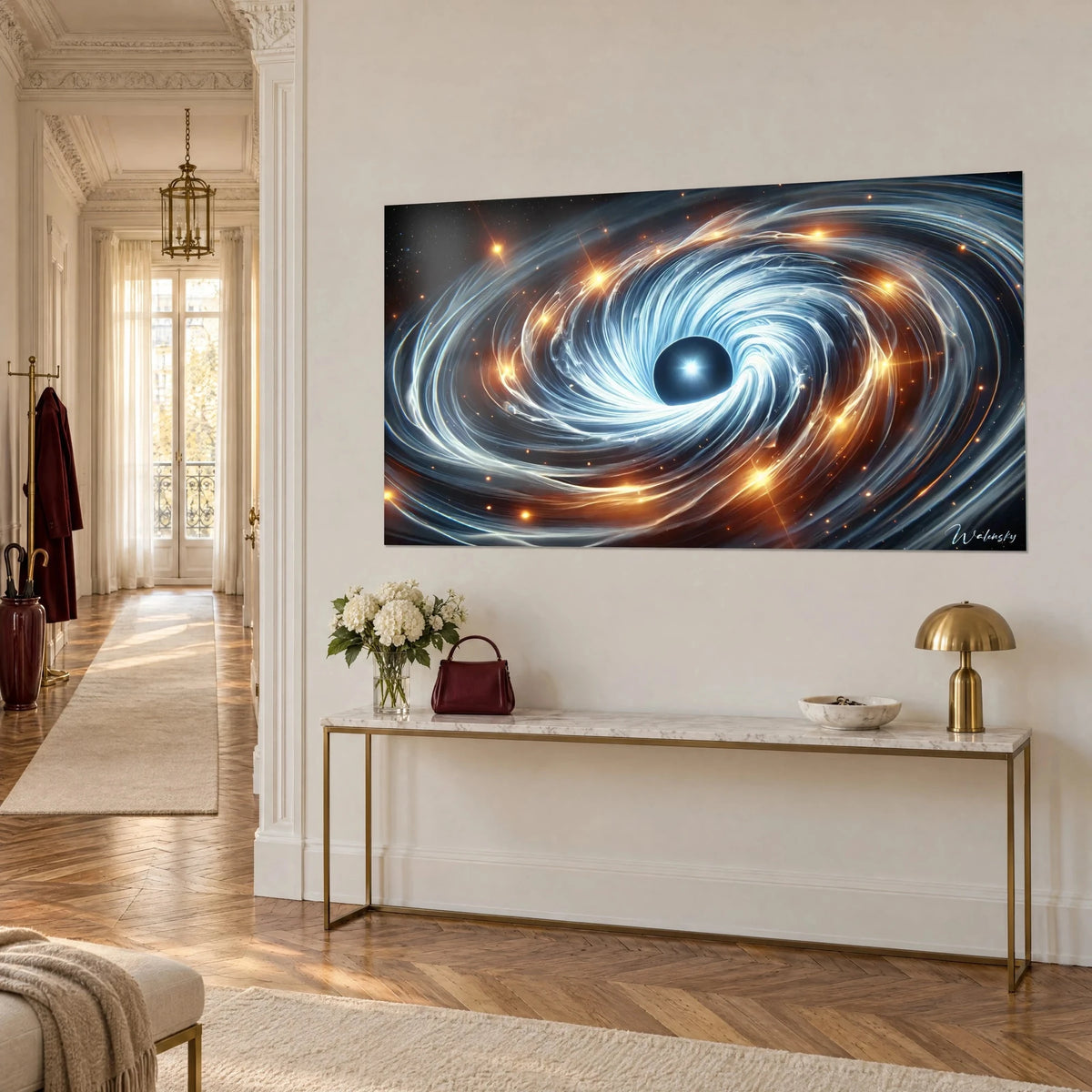 Tableau spirale cosmique aux traînées blanches et cuivrées, sphère sombre centrale, accroché au-dessus d'une console dorée d'un couloir haussmannien
