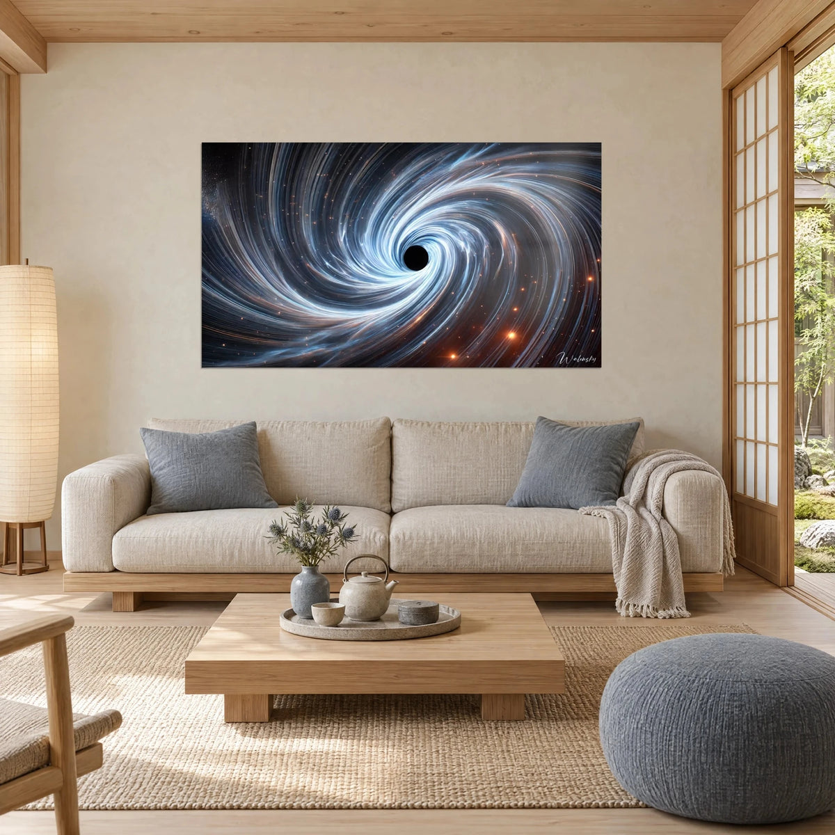 Tableau trou noir cerné de volutes bleu glacé et cuivre, étoiles orangées, au-dessus d'un canapé dans un salon lumineux