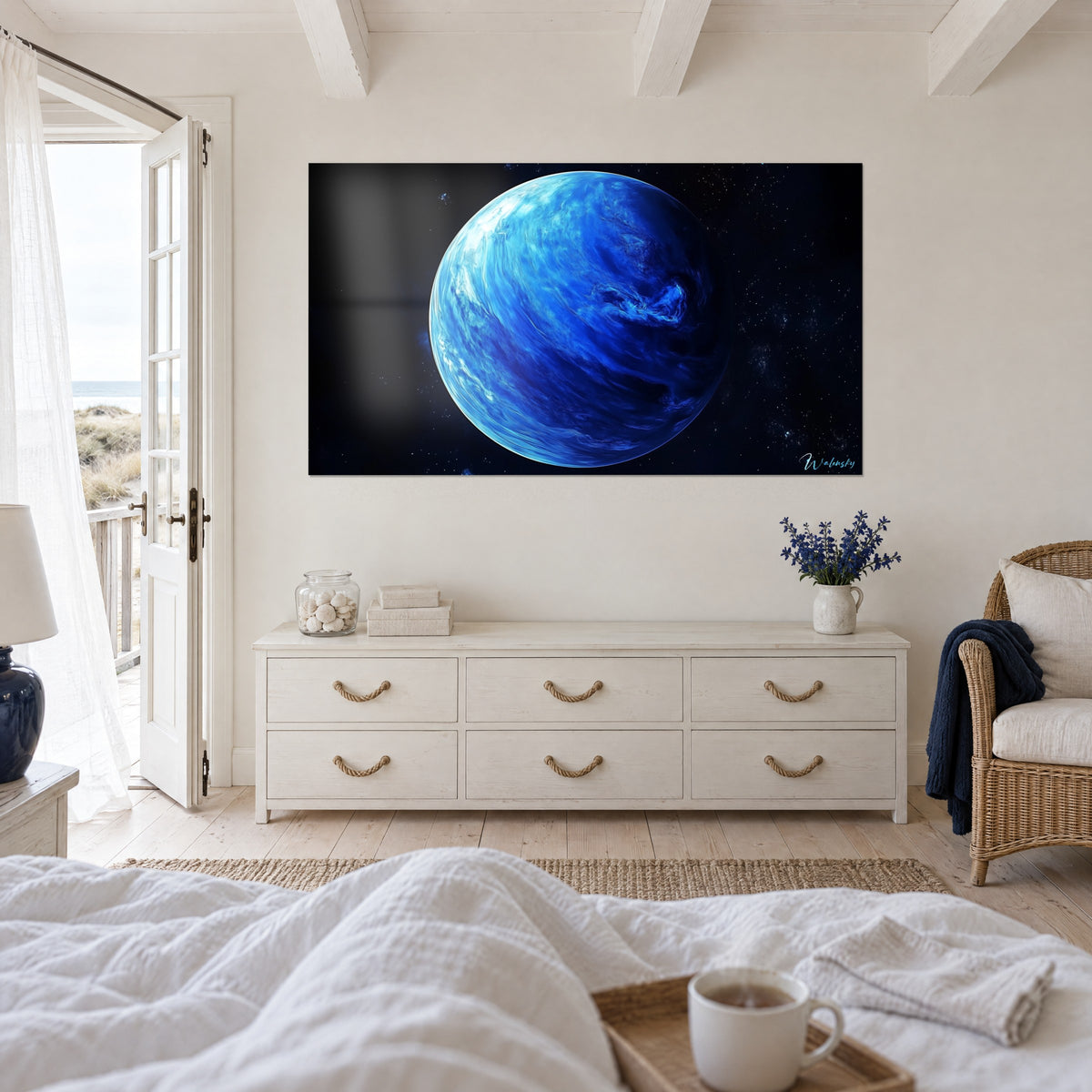 Gemälde gasriesiger Planet in Indigo mit cyanfarbenen und weißen Wirbeln auf dunklem Sternengrund, über einem Bett in einem hellen Schlafzimmer