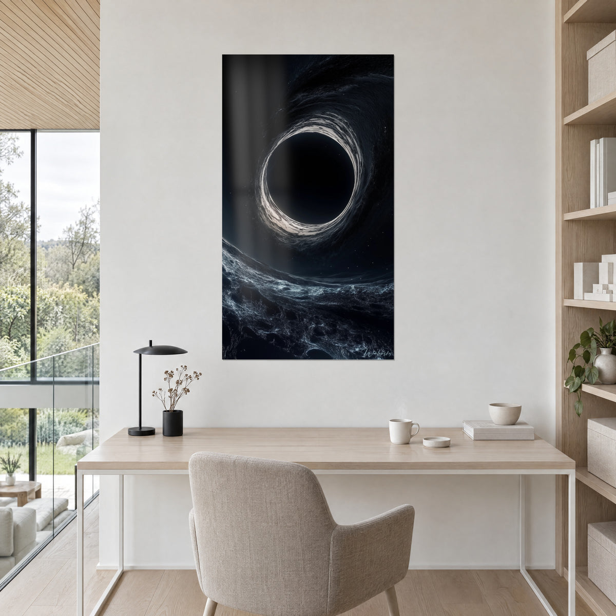 Cuadro astro engullido, espiral de espuma azul noche y brillo marfil, colgado encima de un escritorio de madera clara con estanterías
