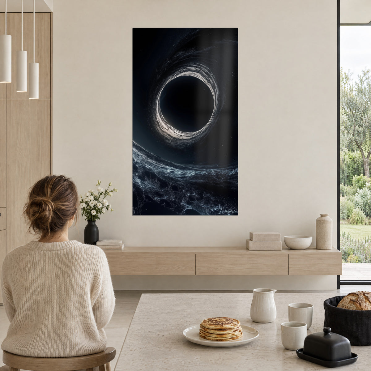 Cuadro horizonte de sucesos con disco plateado, cielo negro salpicado de estrellas, joven de espaldas frente a una mesa de desayuno