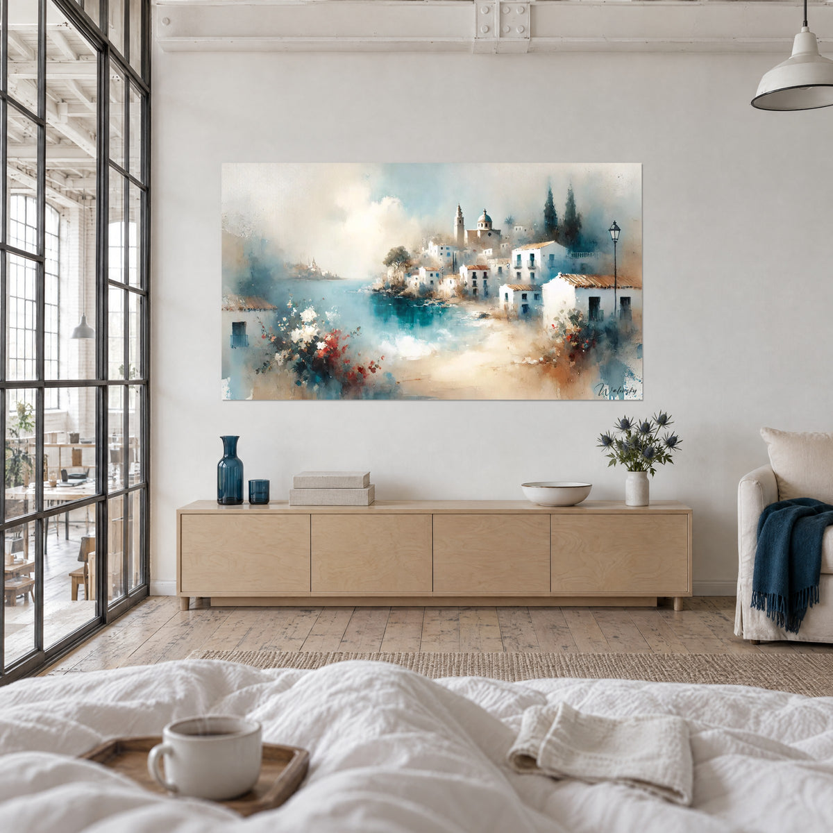 Tableau maisons chaulées autour d'une crique azur, fleurs rouges et ocre, face à deux personnes de dos, au-dessus d'un lit dans une chambre claire