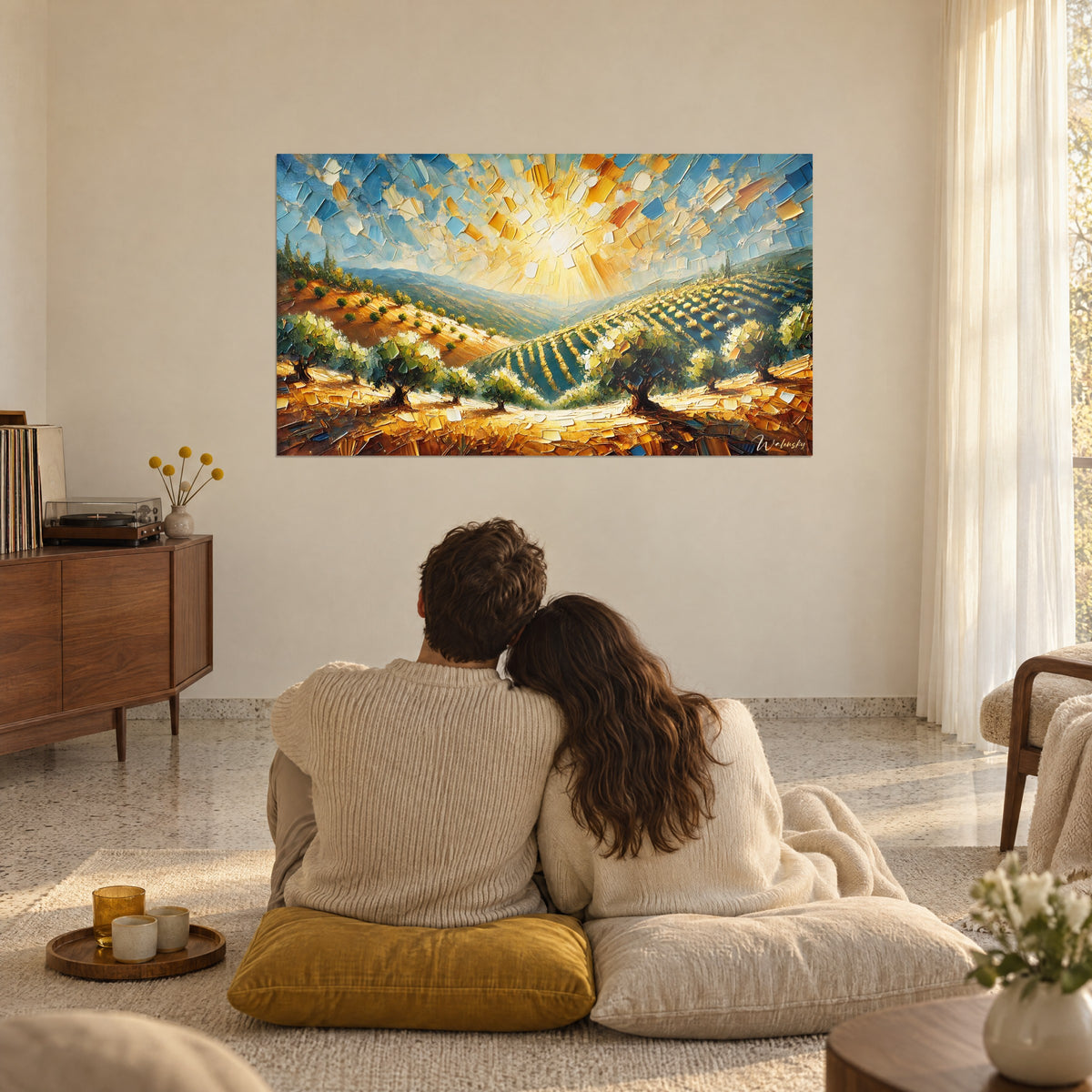 Quadro panorama di terrazzamenti iberici, raggi dorati su cielo azzurro, coppia abbracciata di spalle su cuscini senape in un soggiorno