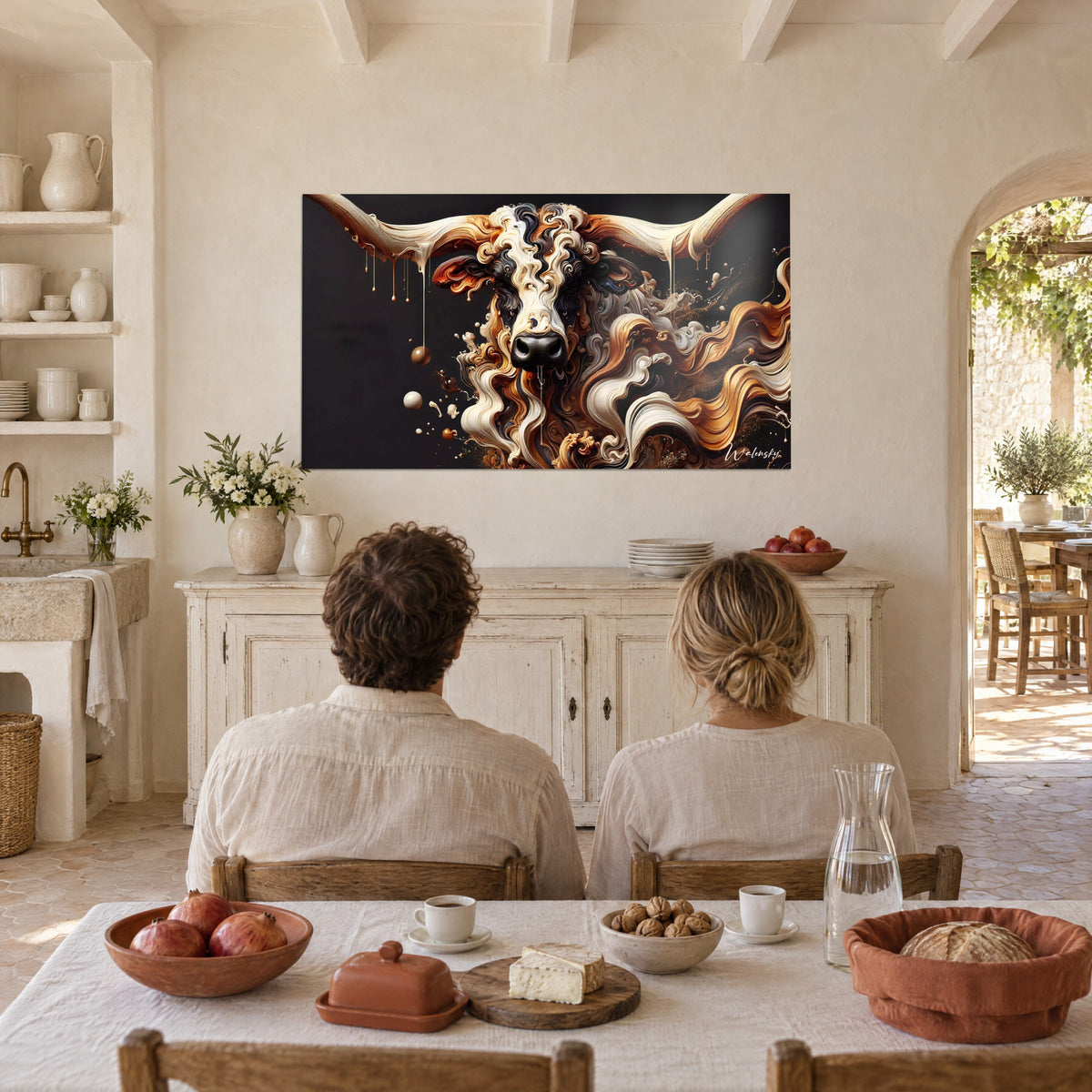 Schilderij van een buffel met romig materiaal, honing- en chocoladewervelingen op diep zwart, crème muur van een Provençaals landhuis en twee blikken