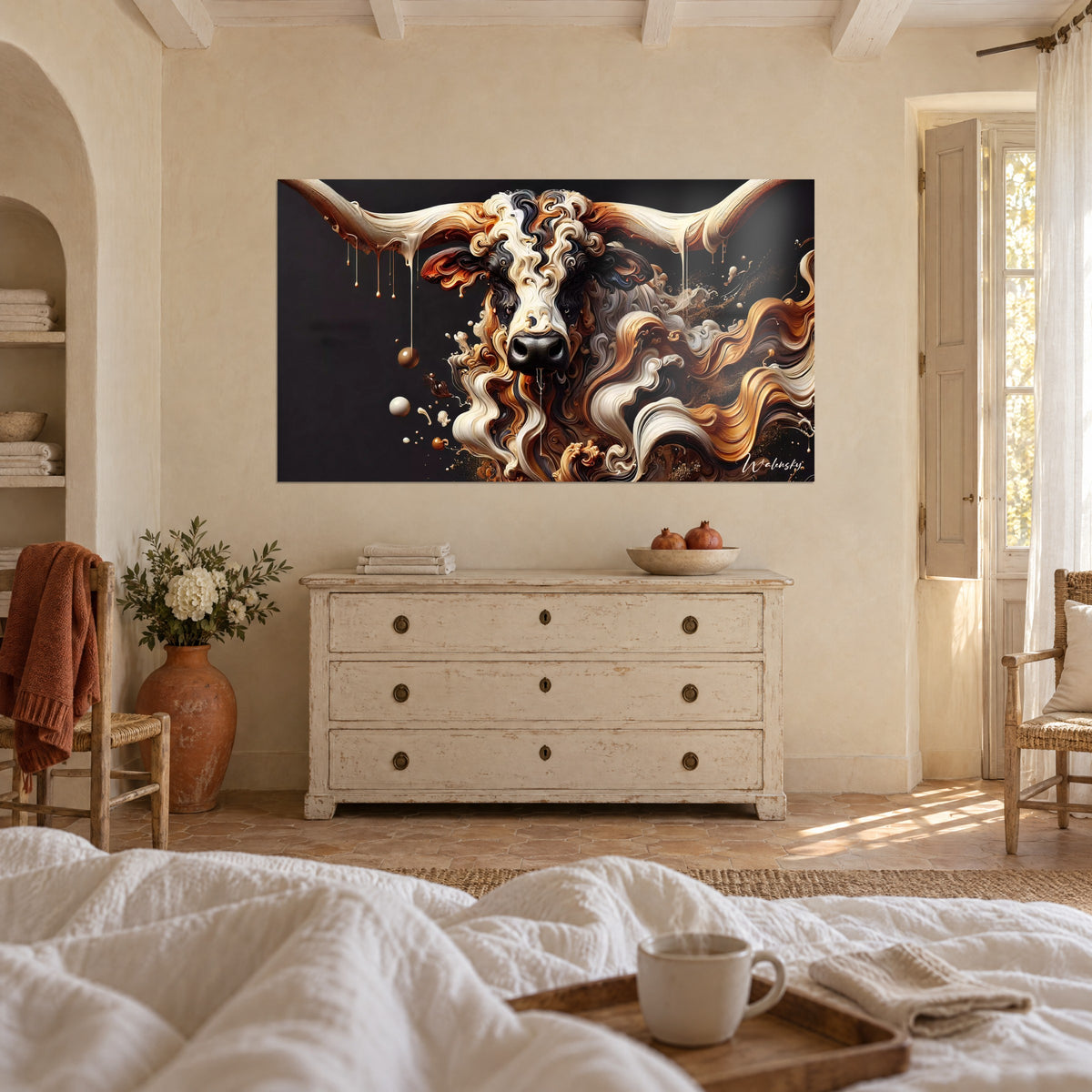 Schilderij van een longhorn met gebeeldhouwde hoorns in oker en ivoor, gouden druipsels op een donkere achtergrond, boven een bed in een lichte slaapkamer