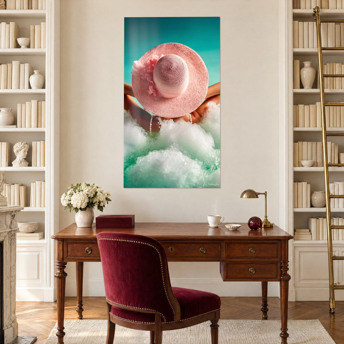 Cuadro sombrero de verano rosa con flores y espuma de baño blanca sobre turquesa, pared de oficina flanqueada por estanterías beige