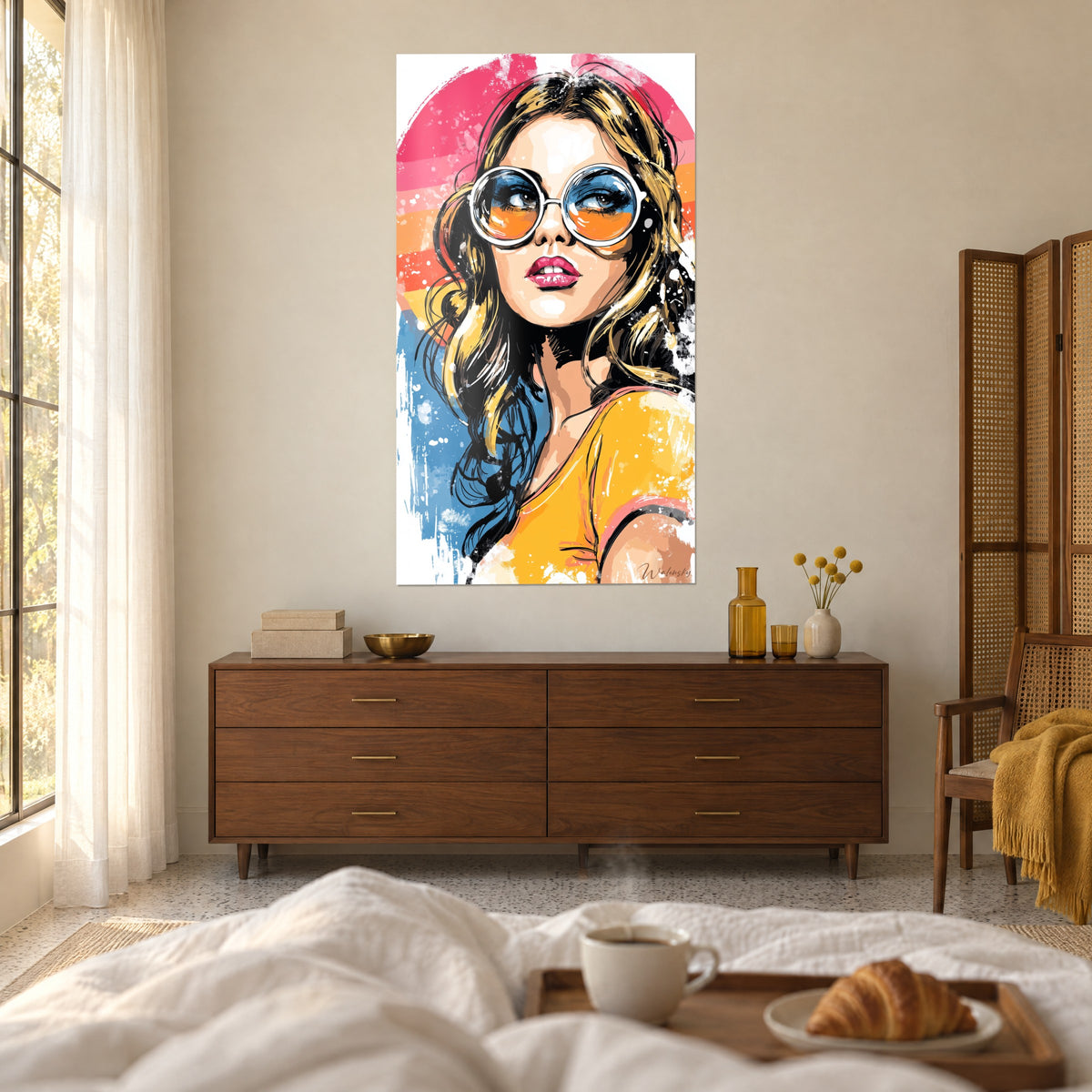 Πίνακας glamour πρόσωπο με πορτοκαλί γυαλιά, χρυσαφένια μαλλιά, κίτρινο μουσταρδί και ροζ αμάνικο, πάνω από κρεβάτι σε φωτεινό υπνοδωμάτιο