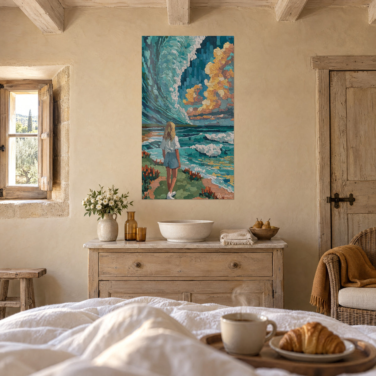 Schilderij wandelaarster in blauwe short tegenover witte schuimgolven en aquagroen, saffraankleurige lucht, boven een bed in een lichte slaapkamer