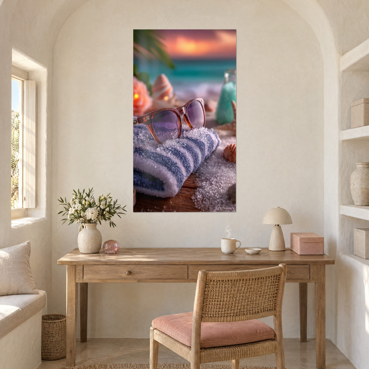 Cuadro accesorio de playa con cristales morados, frasco verde menta y rosa coral desenfocado, pared blanca sobre un escritorio de madera
