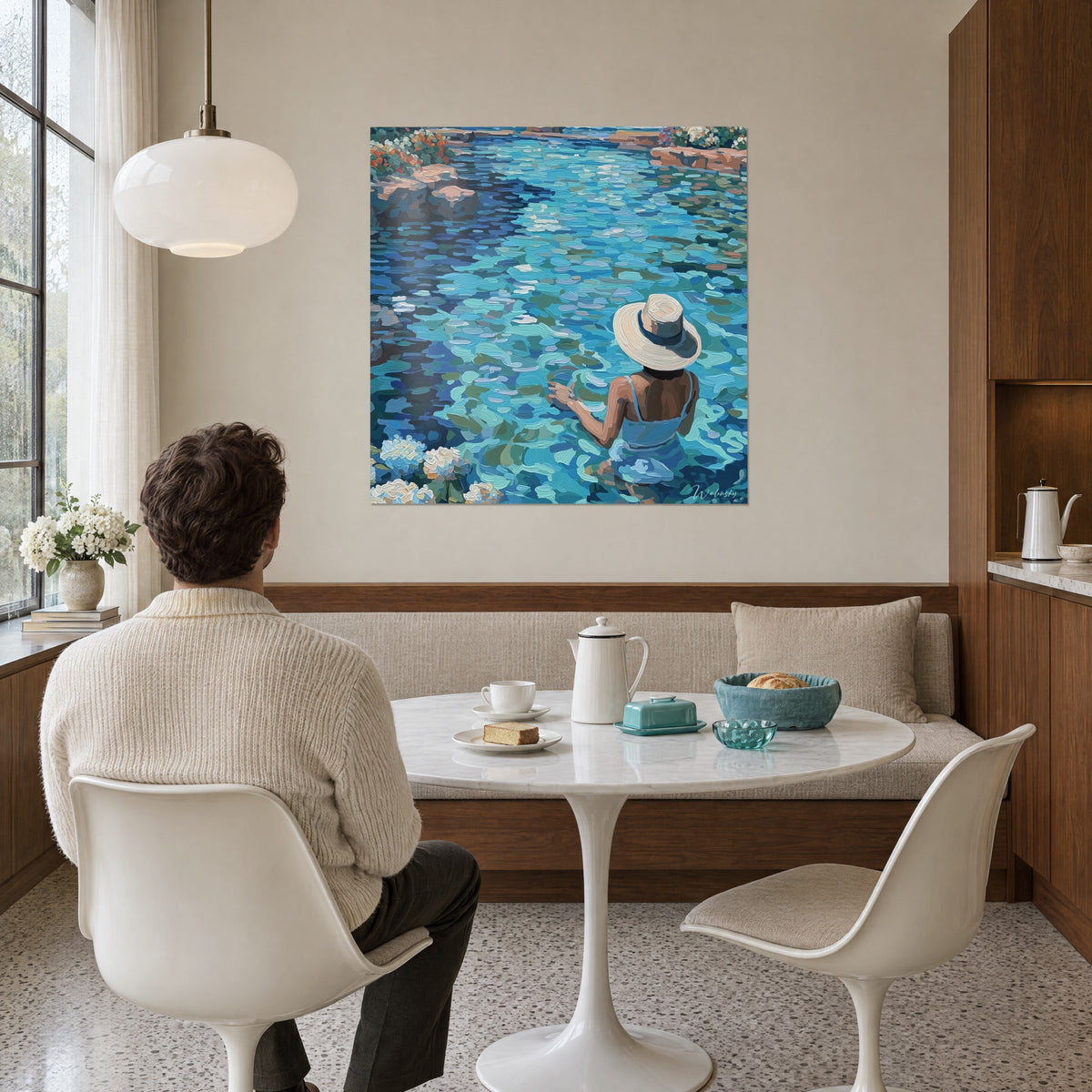 Cuadro escena de baño estival, sombrero beige con cinta marino, agua cian y azul noche en pinceladas, junto a una mesa redonda blanca