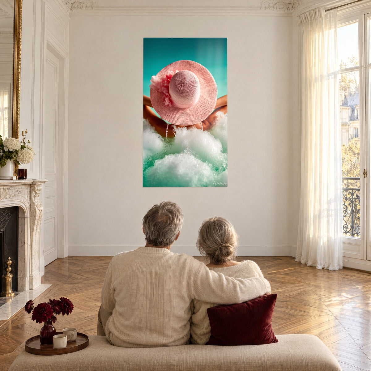 Cuadro sombrero de ala ancha rosa pálido sobre espuma blanca, fondo turquesa intenso, pareja sentada de espaldas en un gran salón