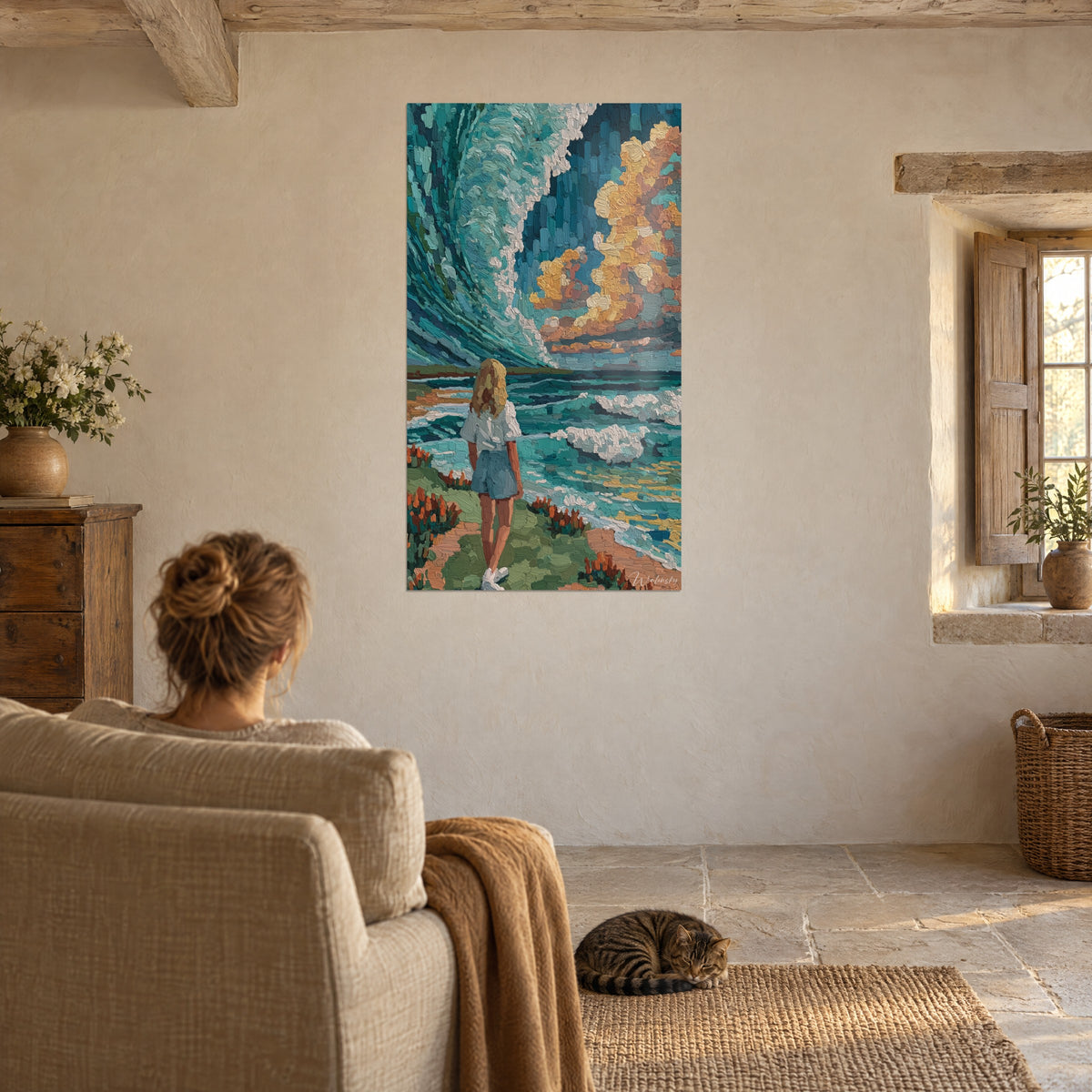 Schilderij woeste zee met jadegroene en witte penseelstreken, gouden en roze lucht, boven een beige fauteuil in een rustieke woonkamer