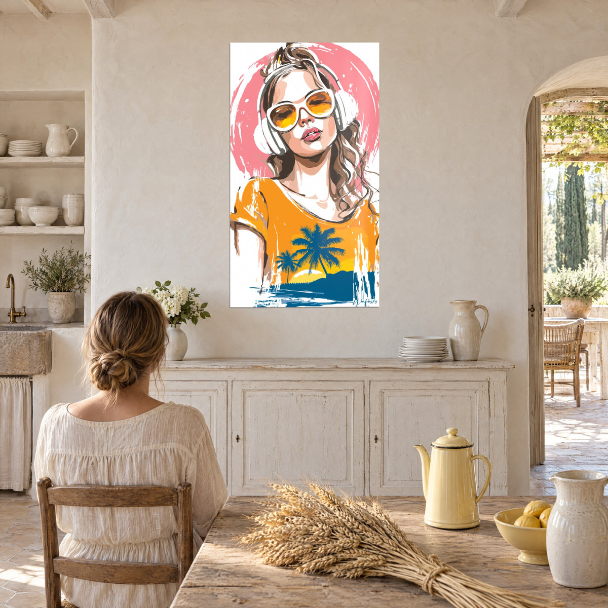 Cuadro ilustrado de una chica cool con auriculares blancos, círculo rosa vivo y camiseta naranja, pared crema de una cocina provenzal, mujer de espaldas