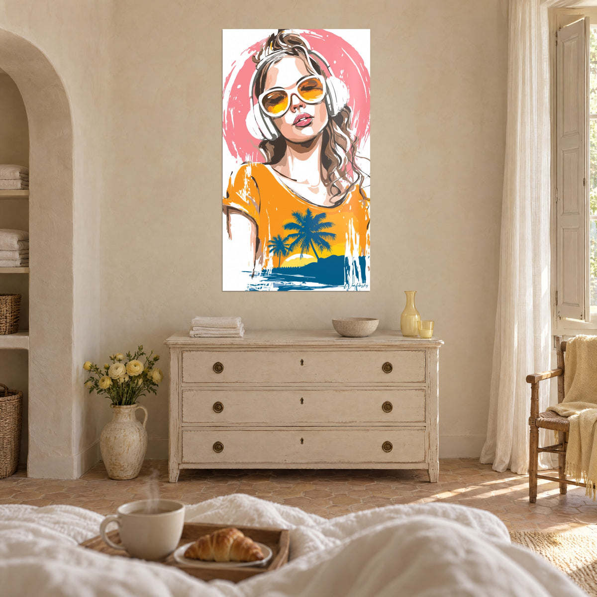 Cuadro de una musa de verano con auriculares blancos, gafas doradas y labios rosas, camiseta naranja con palmera azul, encima de una cama en un dormitorio luminoso