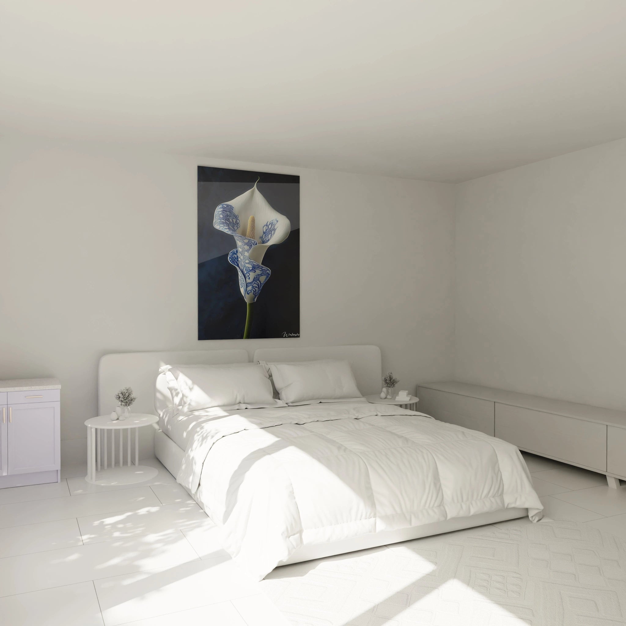 Un tableau porcelaine fleur montrant une élégante calla aux courbes fluides, décorée de motifs bleus intricats sur sa surface blanche immaculée. Le contraste entre le blanc nacré, le bleu profond et le cœur doré crée une composition raffinée et équilibrée.
