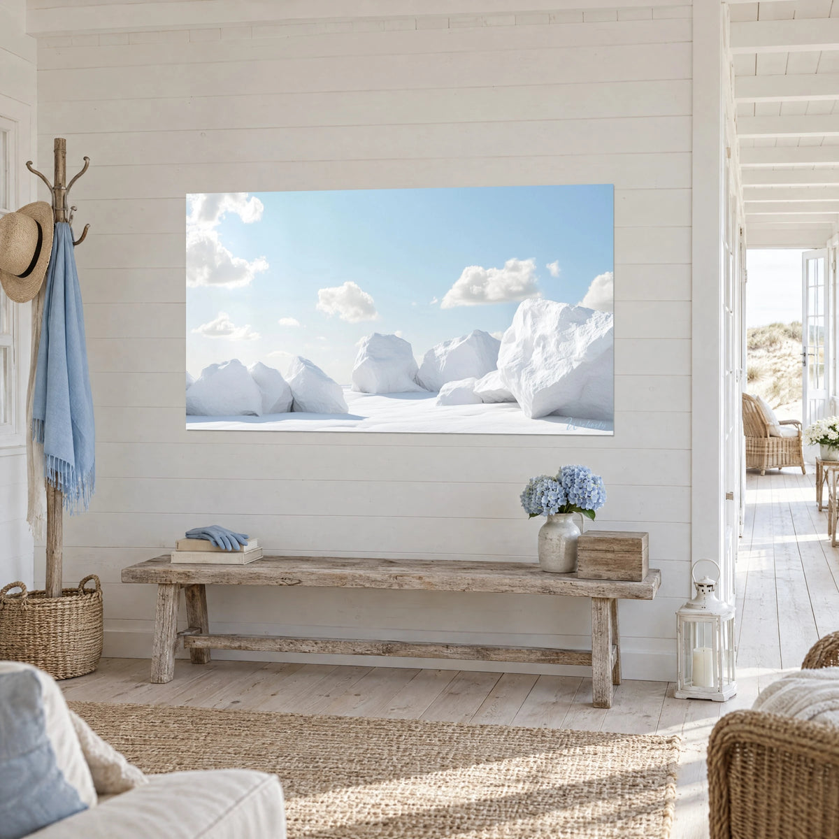 Quadro di rocce di neve levigata, cielo azzurro pallido e cumuli avorio, appeso su perlinature bianche accanto a una consolle