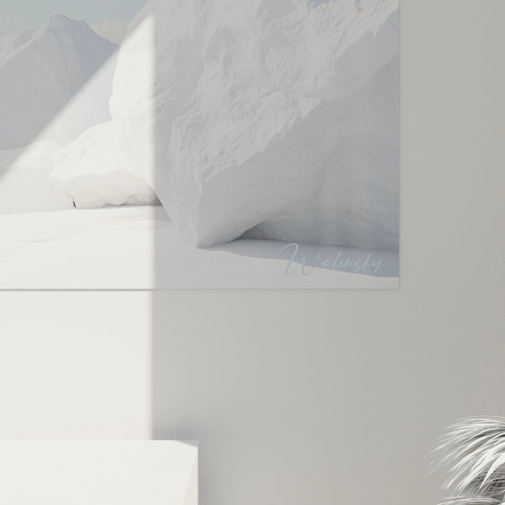 Un tableau paysage hivernal minimaliste illustrant des masses de glace blanche sculptées par la nature, se détachant sur un horizon clair, avec un dégradé de bleu céleste et des nuages dispersés, présentant des textures lisses et des contrastes délicats.
