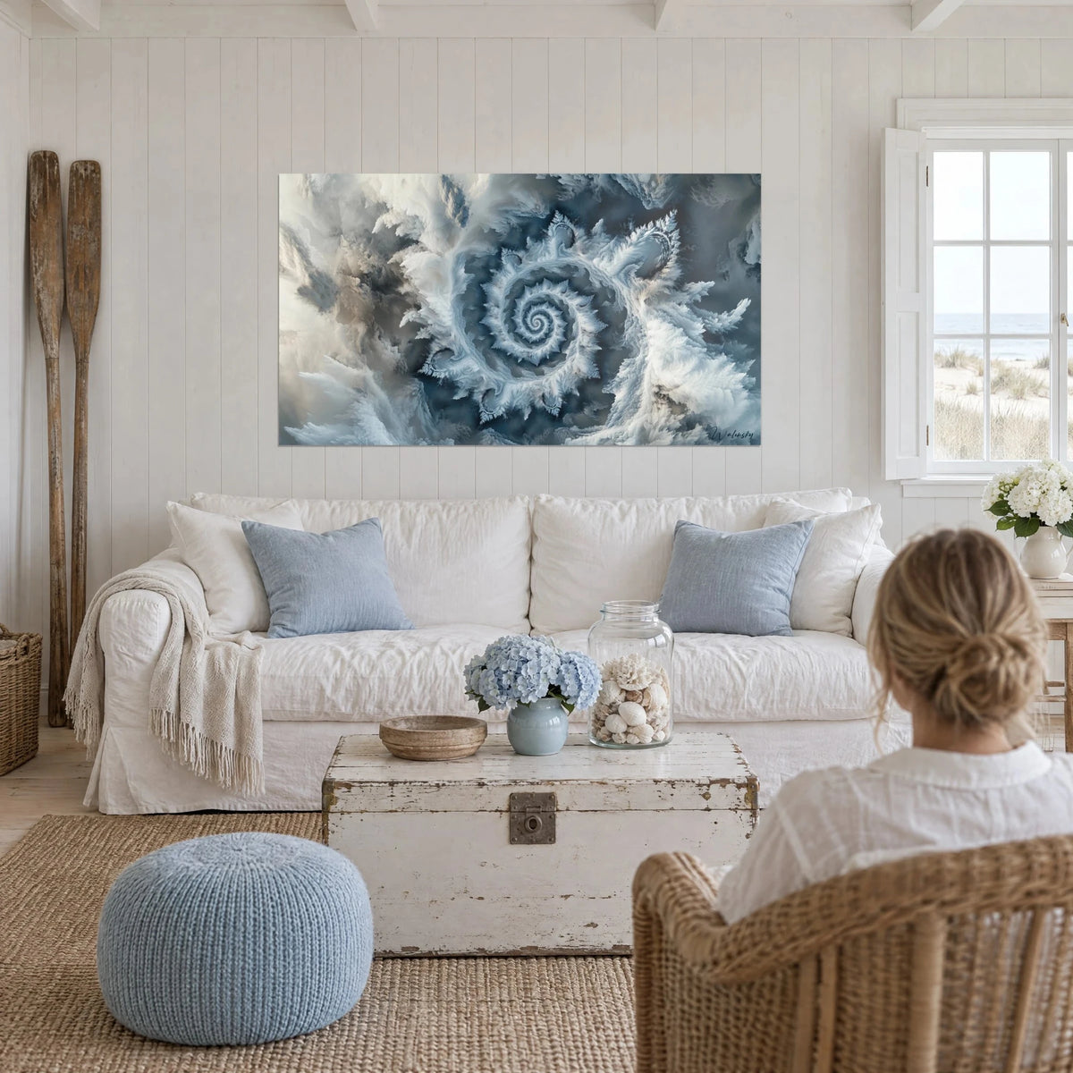 Gemälde Spirale aus stahlblauem Raureif und cremeweißem Weiß, Panorama, über einem Sofa in einem hellen Wohnzimmer