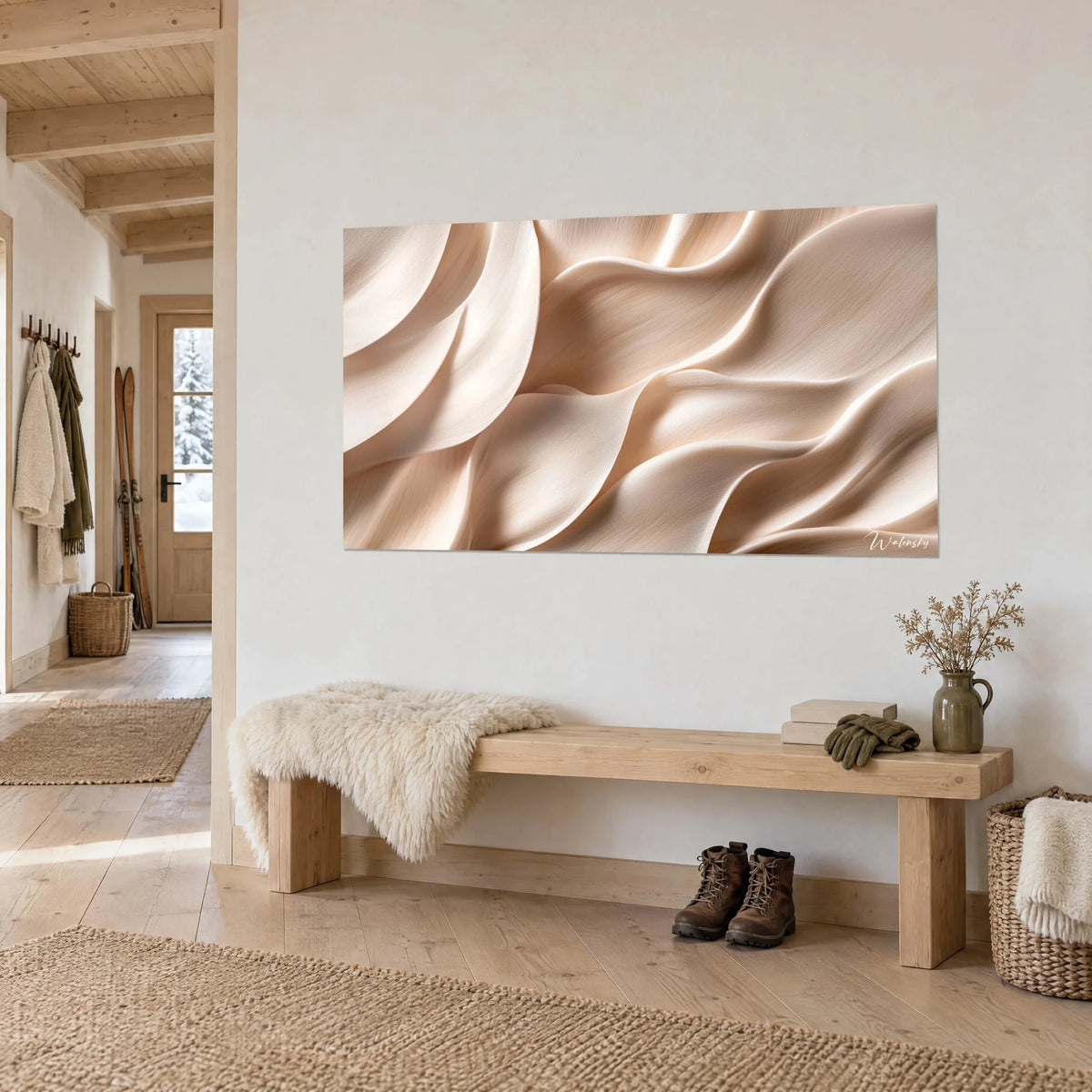 Tableau drapé ondulant beige nacré et sable rosé, reflets satinés, sur un mur blanc en vue de trois-quarts, entrée de chalet
