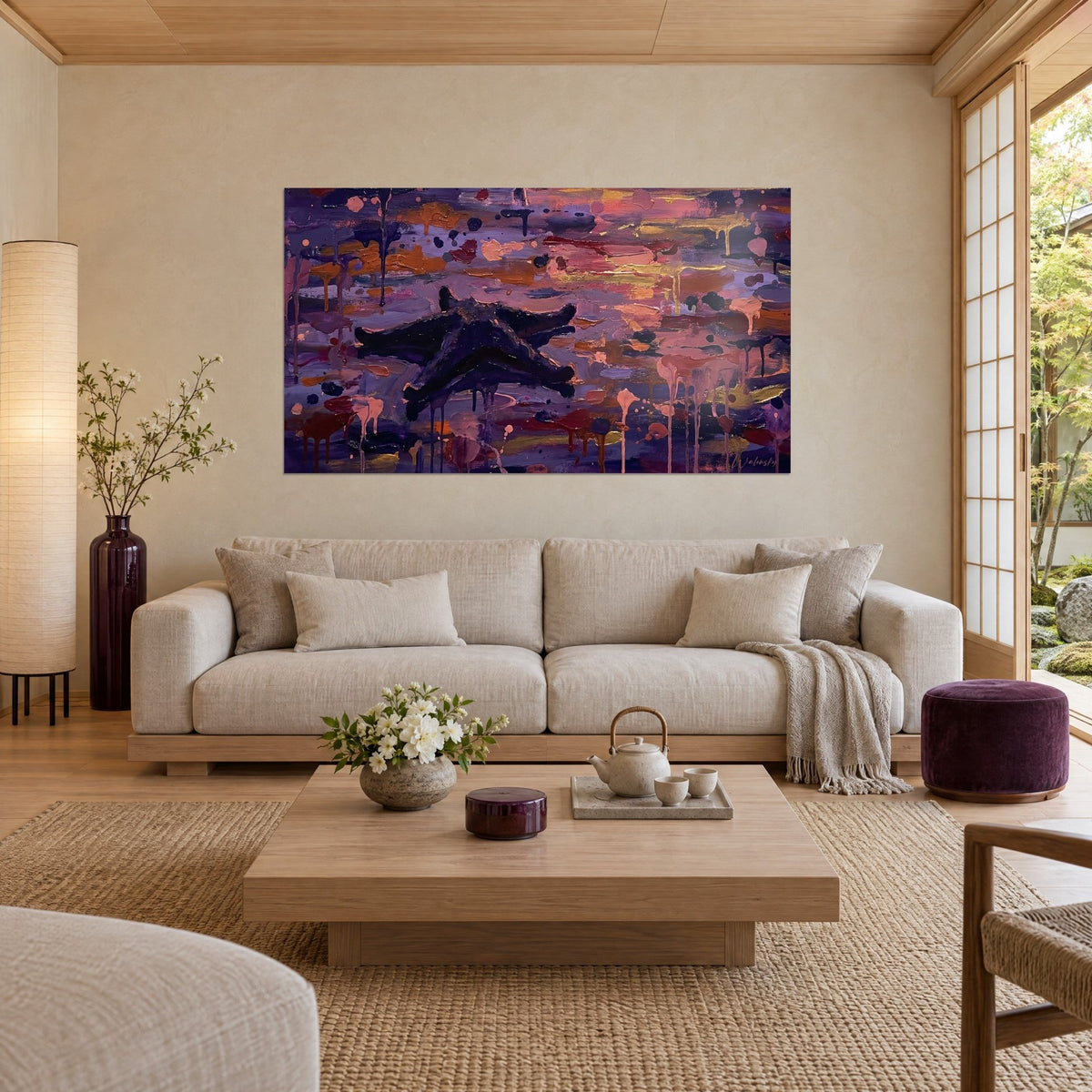 Tableau étoile de mer violette aux coulures rose et ocre, fond expressionniste, au-dessus d'un canapé dans un salon lumineux