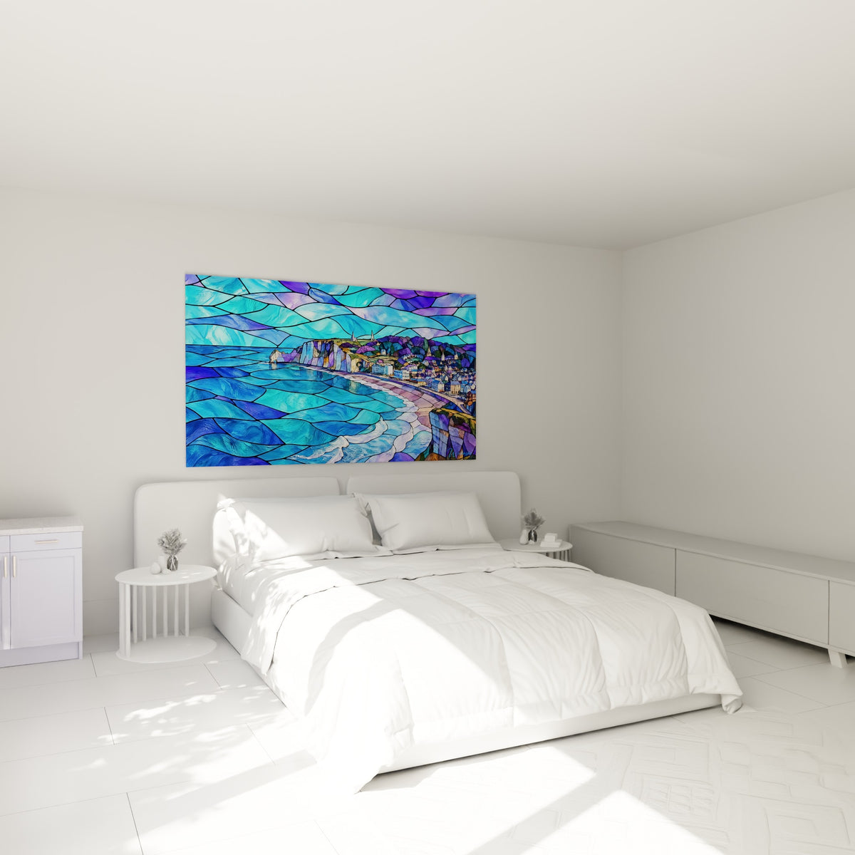 Arche d'Étretat en mosaïque bleue et violette accrochée au-dessus d'un lit dans une chambre claire