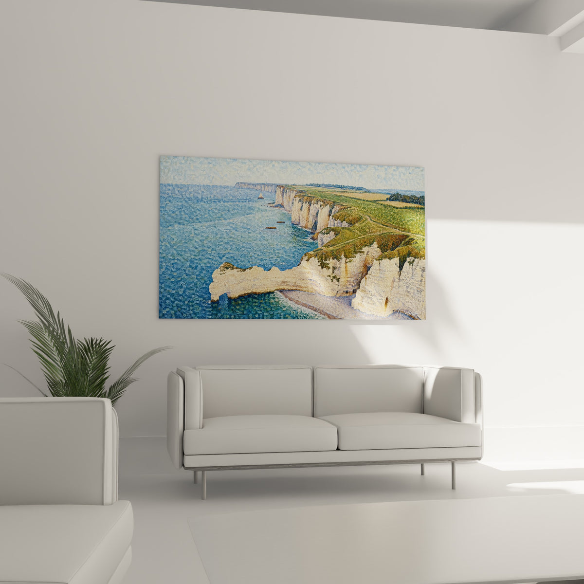 Côte normande bleu turquoise et falaise ocre accrochée au-dessus d'un canapé dans un salon lumineux