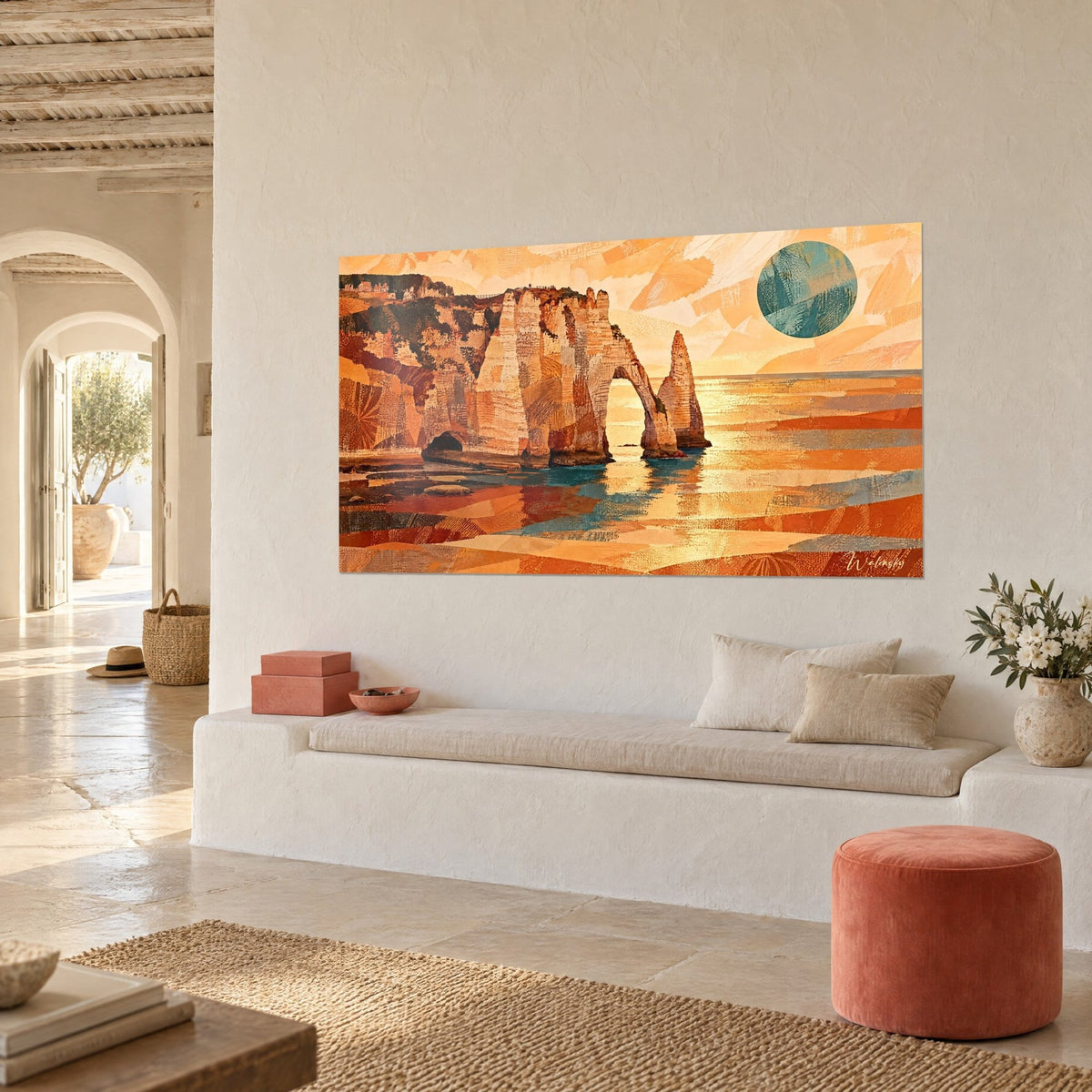 Schilderij krijtnaald en boog van Étretat in oranje collage, petroleumblauwe schijf aan de lucht, drie-kwart zicht, witte bank en koraalkleurige poef