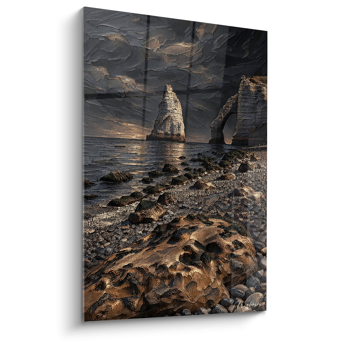 Falaise d'Étretat en relief anthracite et doré, aiguille rocheuse et plage de galets au crépuscule
