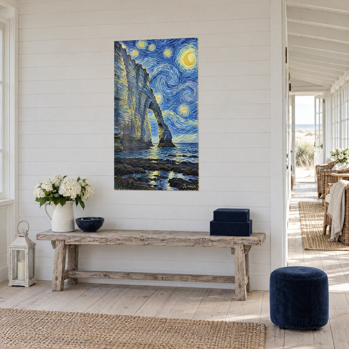 Arche d'Étretat aux tourbillons bleu et or installée au-dessus d'un canapé dans un salon lumineux