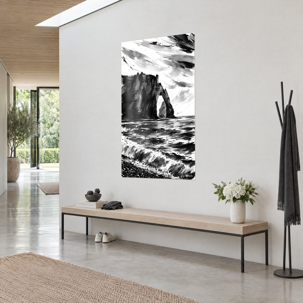 Vagues noires et écume blanche battant la falaise d'Étretat, œuvre placée au-dessus d'un canapé dans un salon lumineux