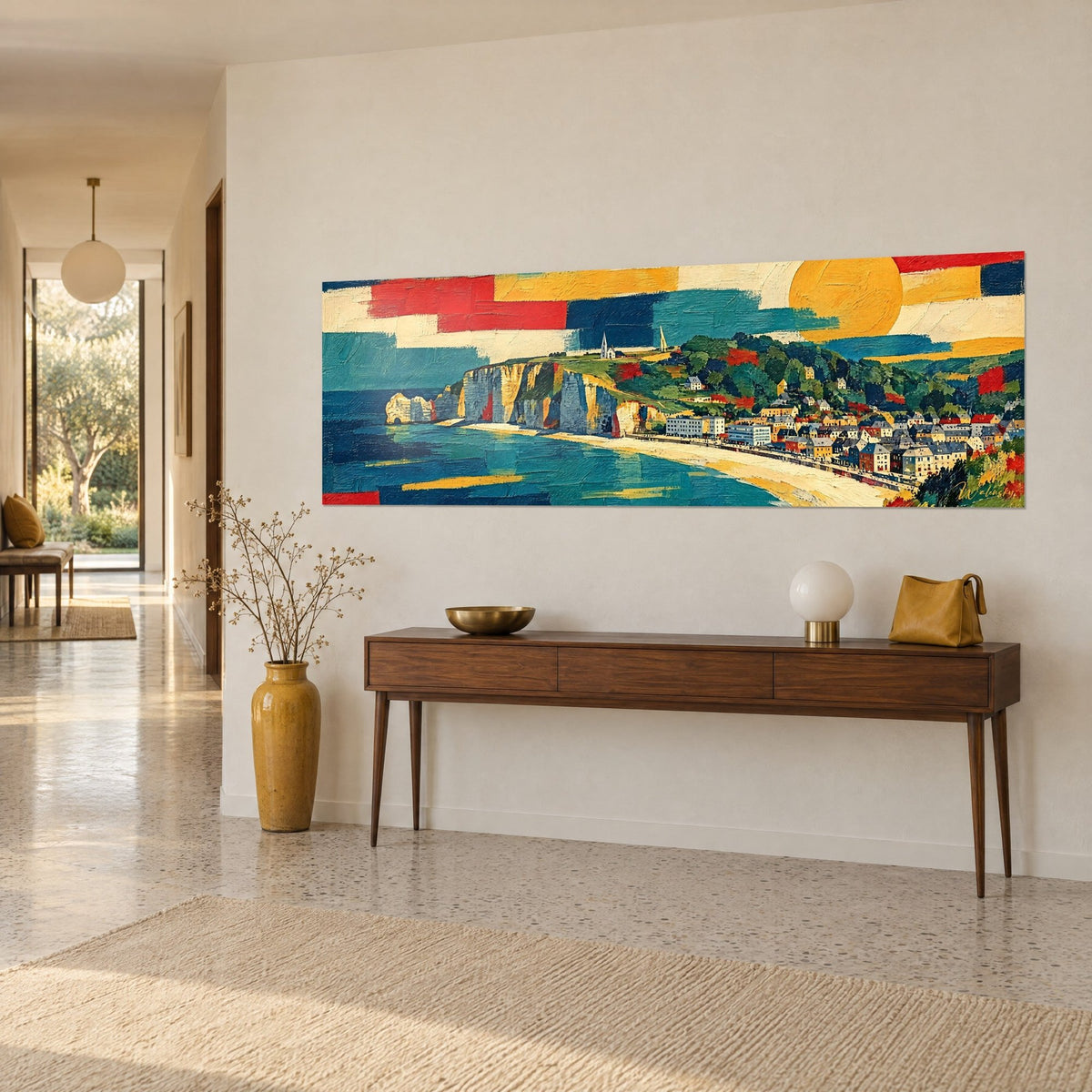 Quadro di Étretat in tinte piatte blu anatra e rosso vivo, scogliera di gesso, spiaggia ricurva e campanile, su una parete bianca sopra una console