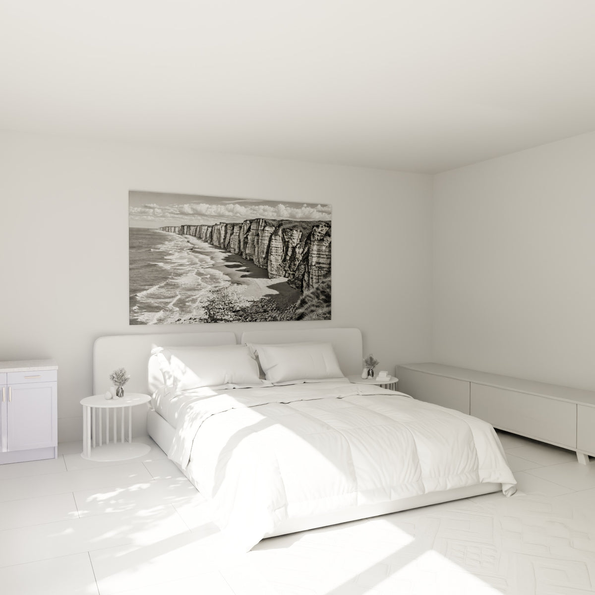 Littoral d'Étretat aux strates anthracite et blanches, accroché au-dessus d'un lit dans une chambre claire